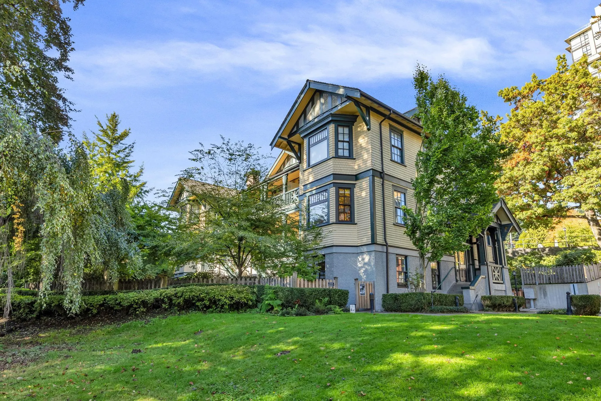 3 12 E Royal Avenue