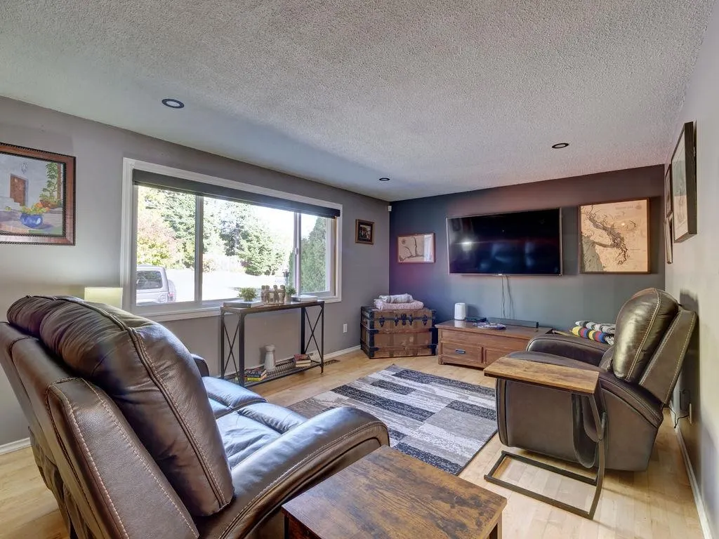 6275 Norwest Bay Road