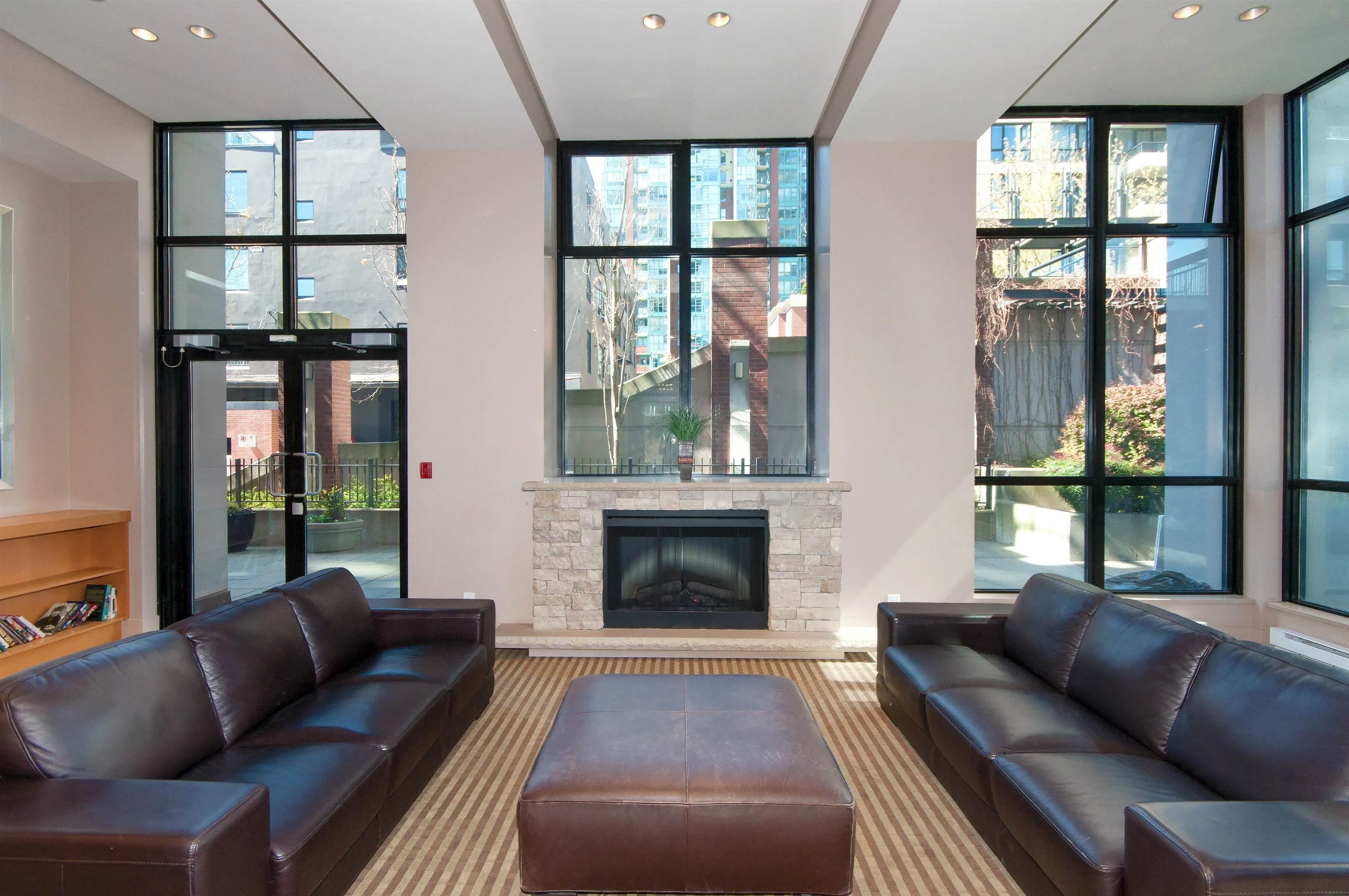 2201 977 Mainland Street