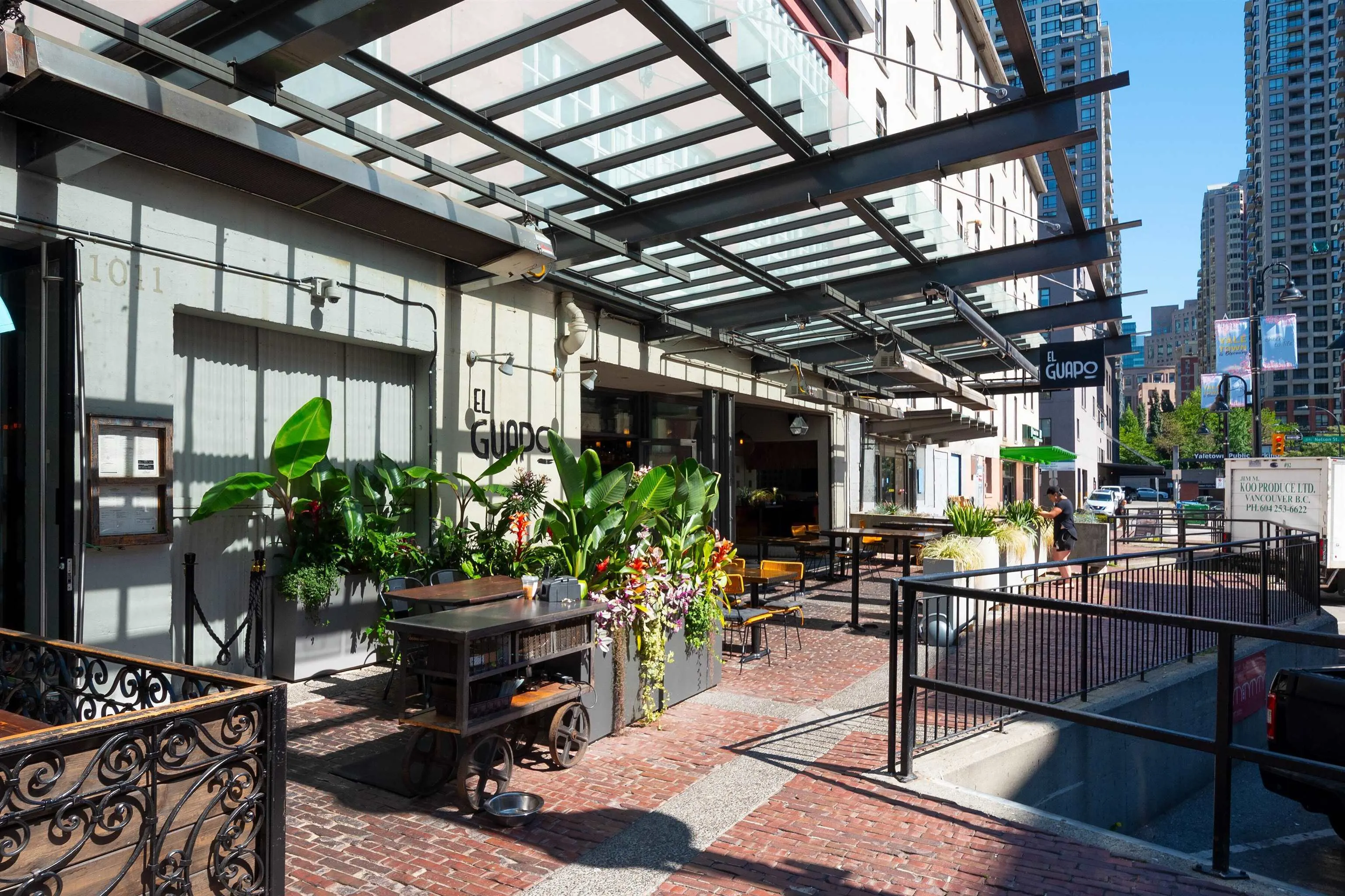 2201 977 Mainland Street