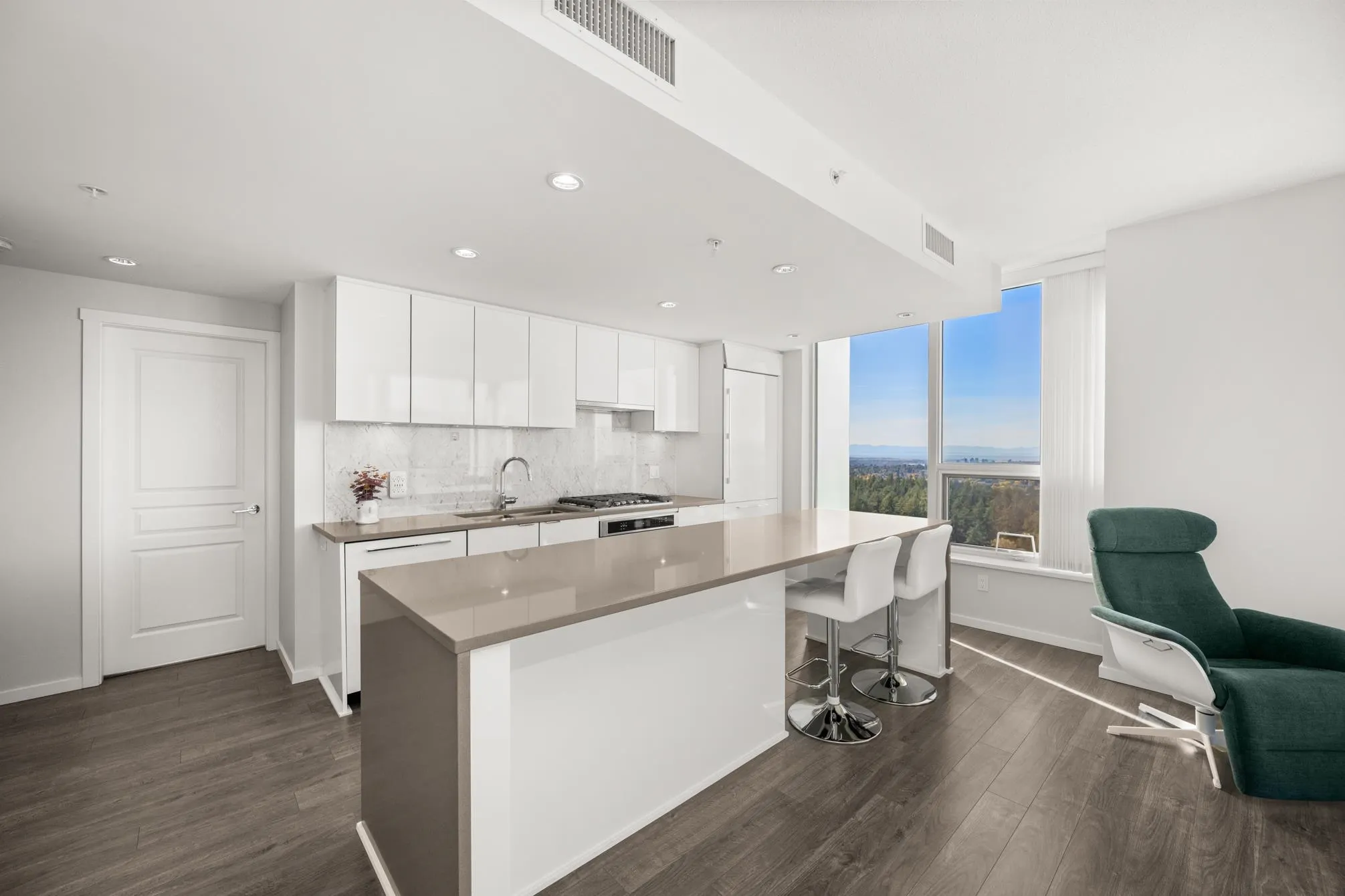 3707 5883 Barker Avenue