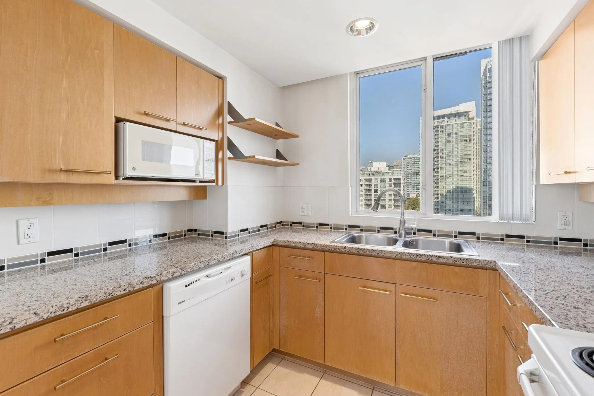 15D 139 Drake Street