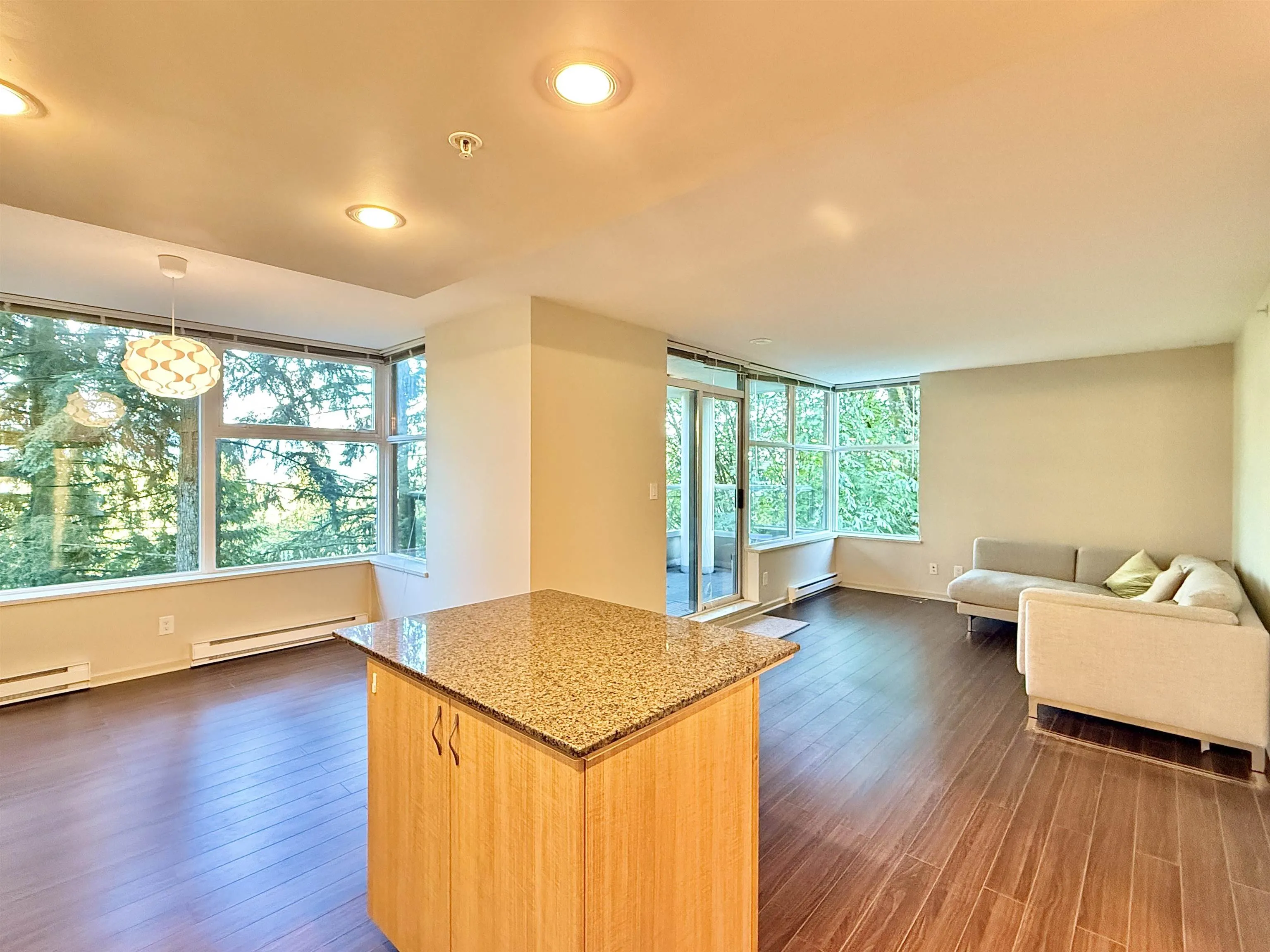 305 9232 University Crescent