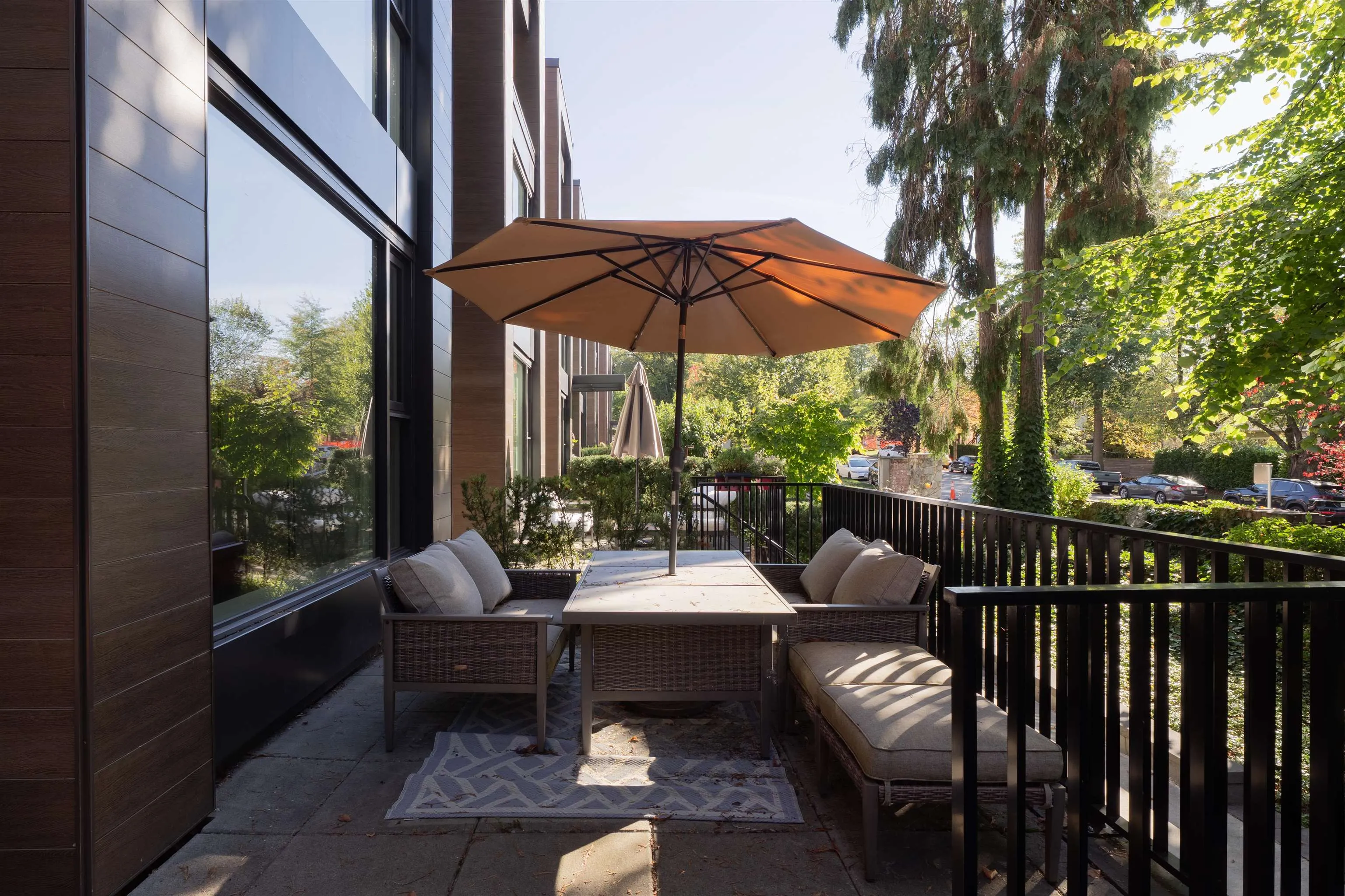 1577 W 57th Avenue