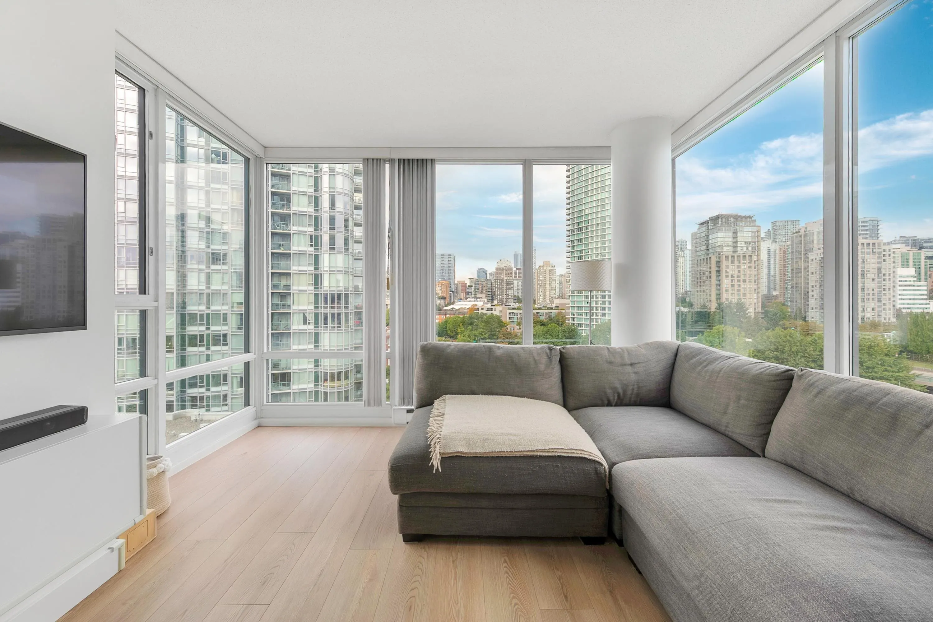 1101 1033 Marinaside Crescent