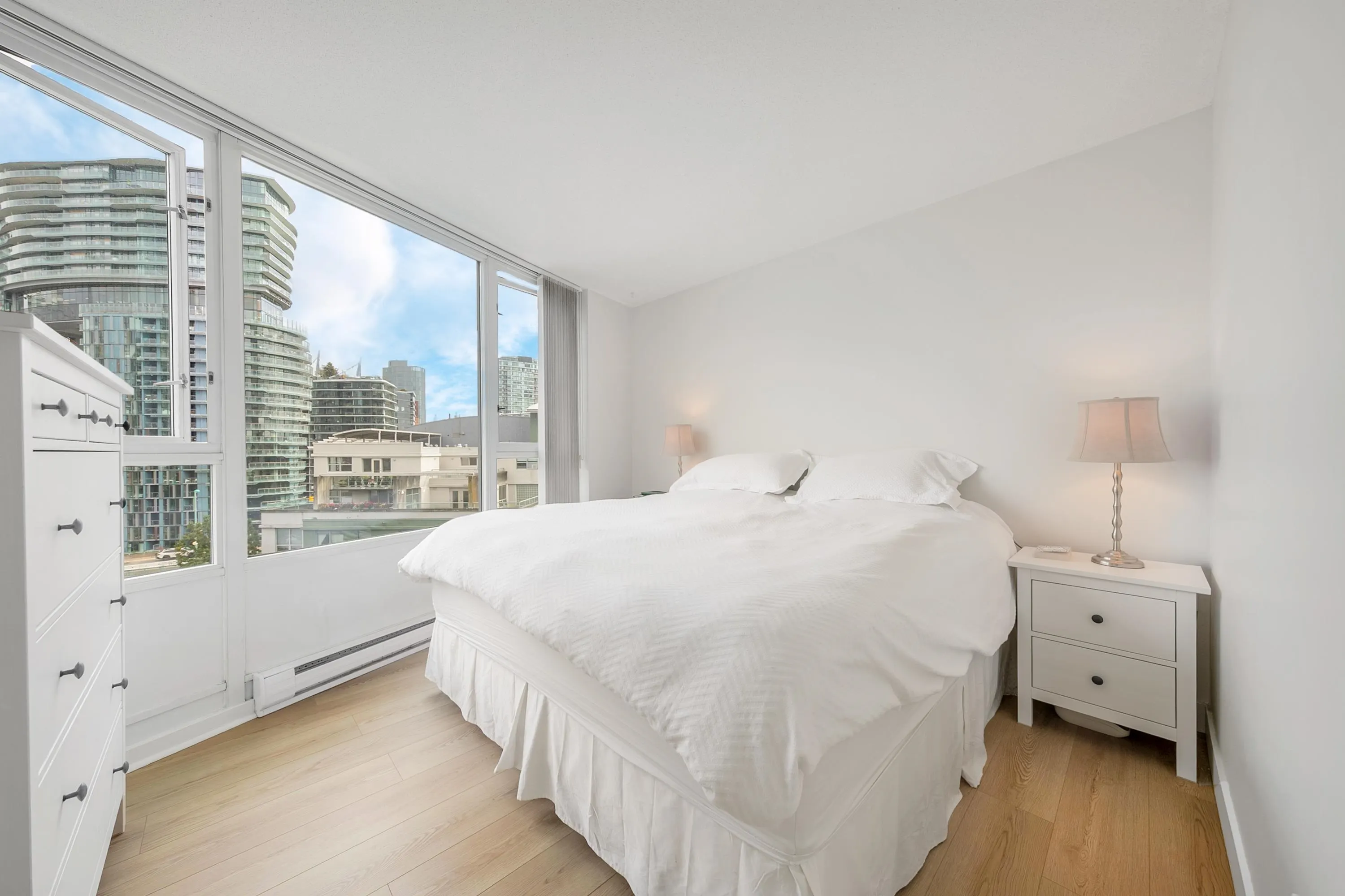 1101 1033 Marinaside Crescent