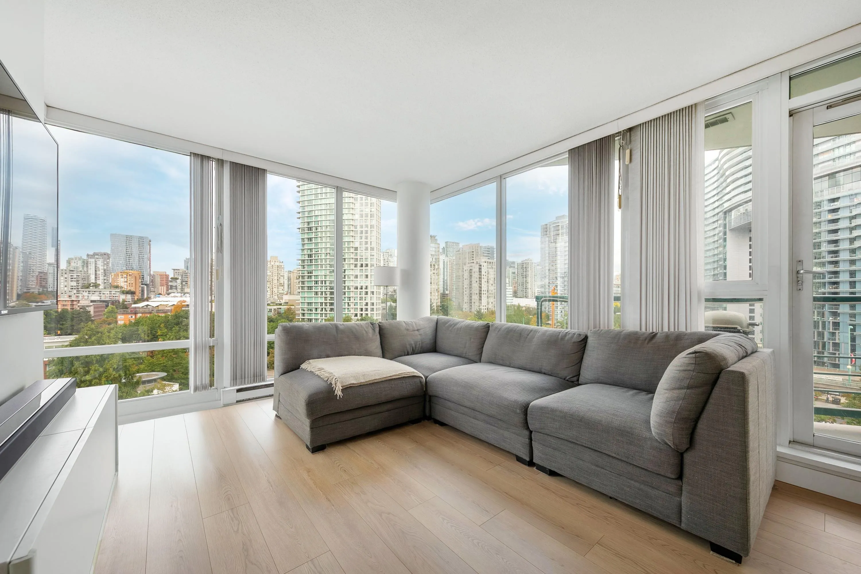 1101 1033 Marinaside Crescent