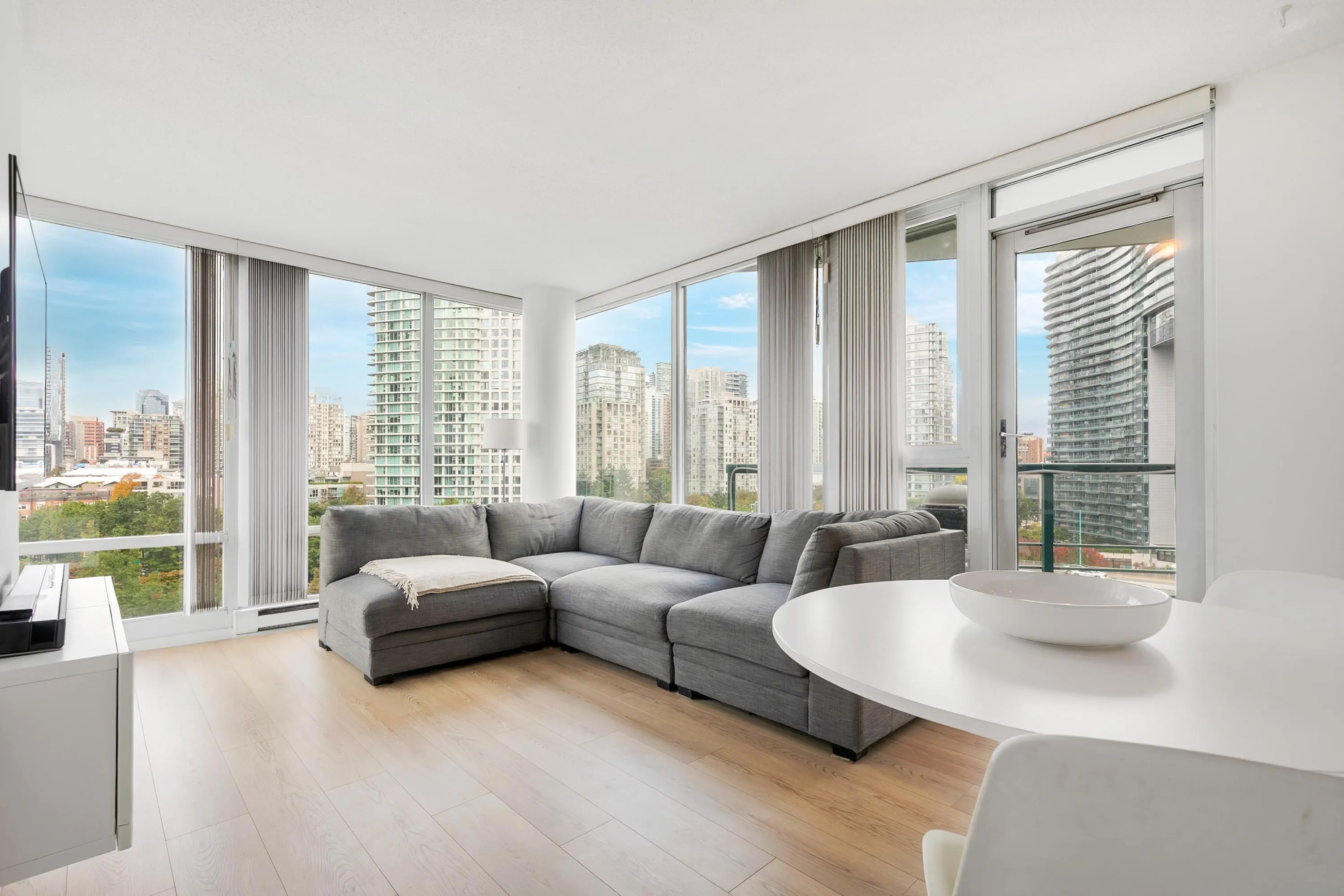 1101 1033 Marinaside Crescent