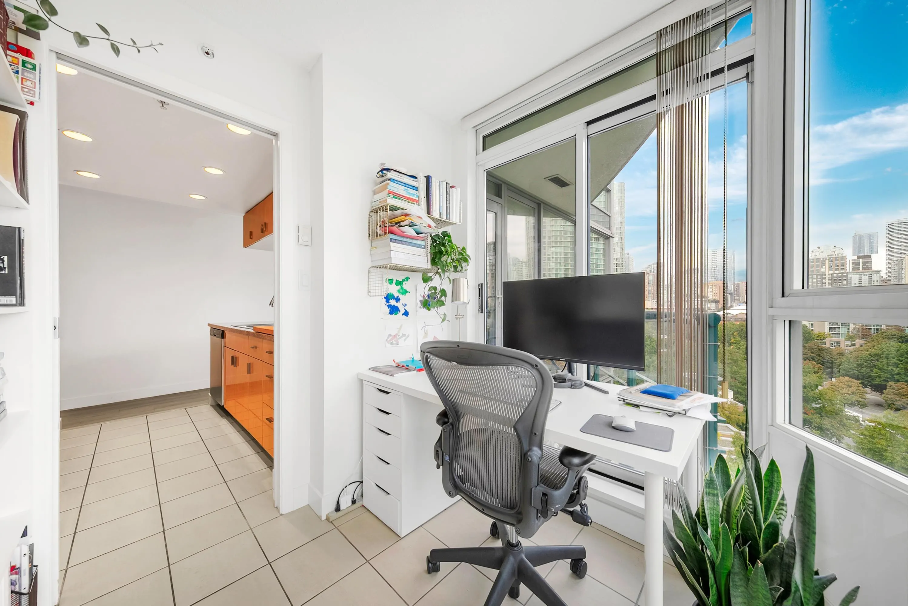 1101 1033 Marinaside Crescent