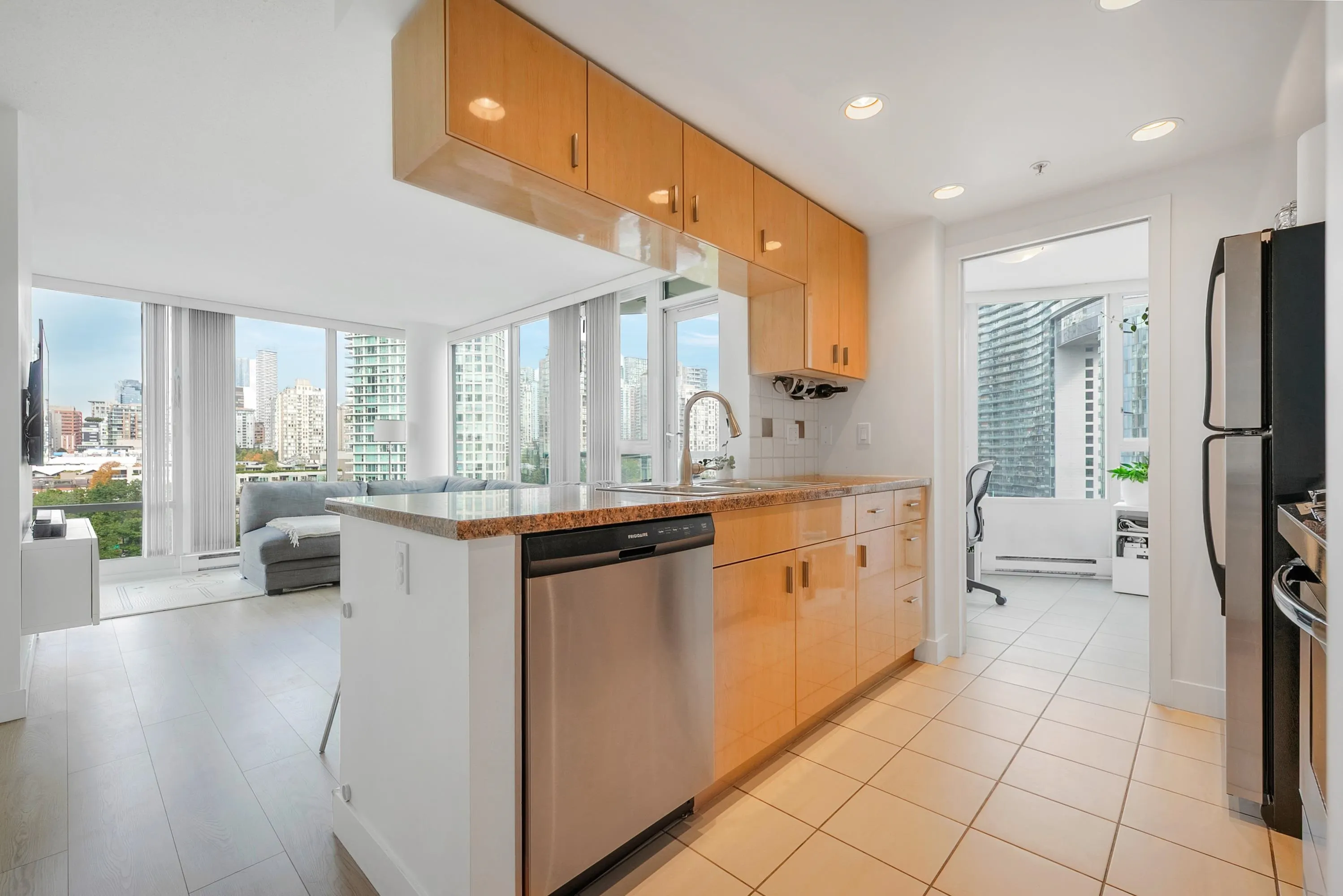 1101 1033 Marinaside Crescent