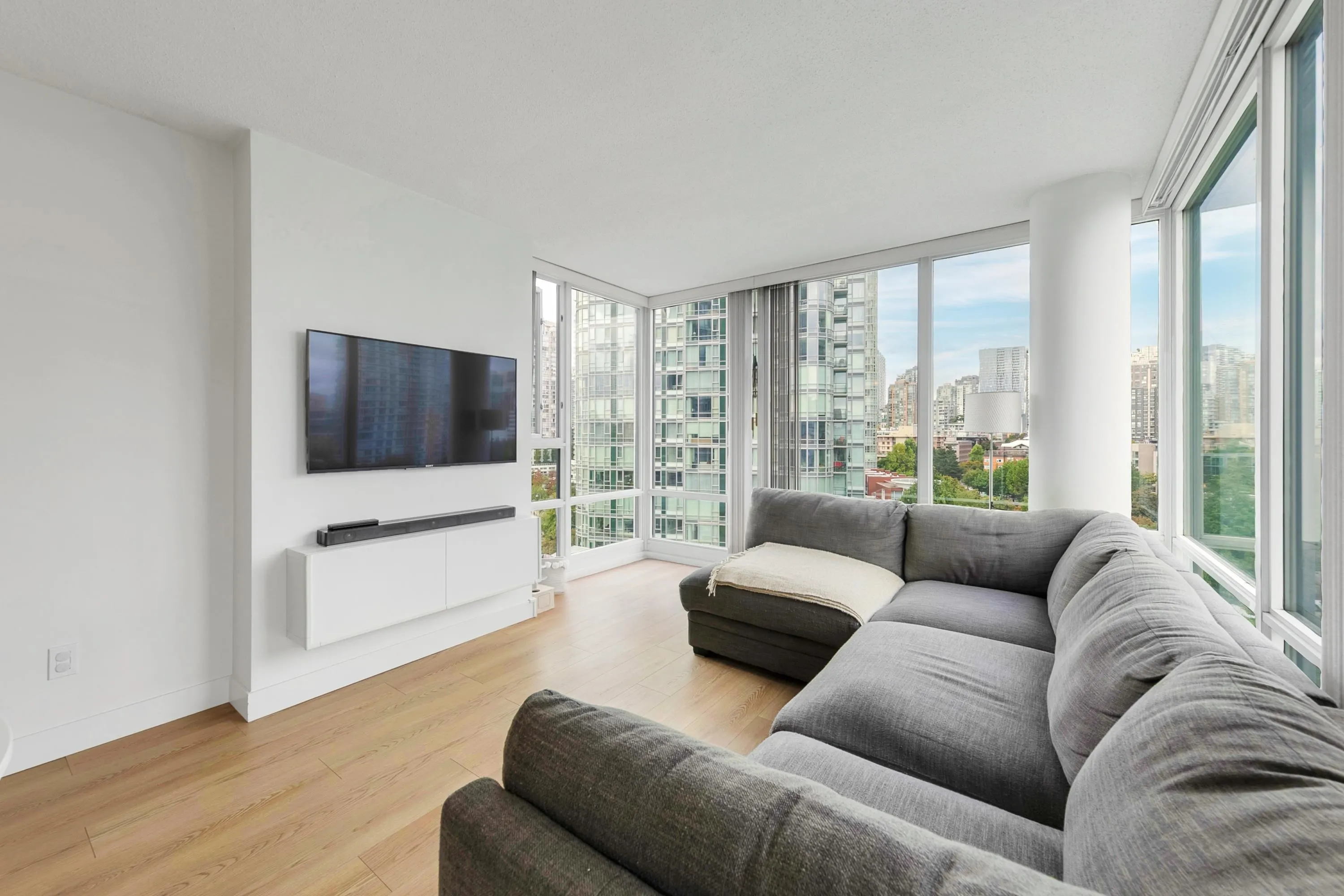 1101 1033 Marinaside Crescent