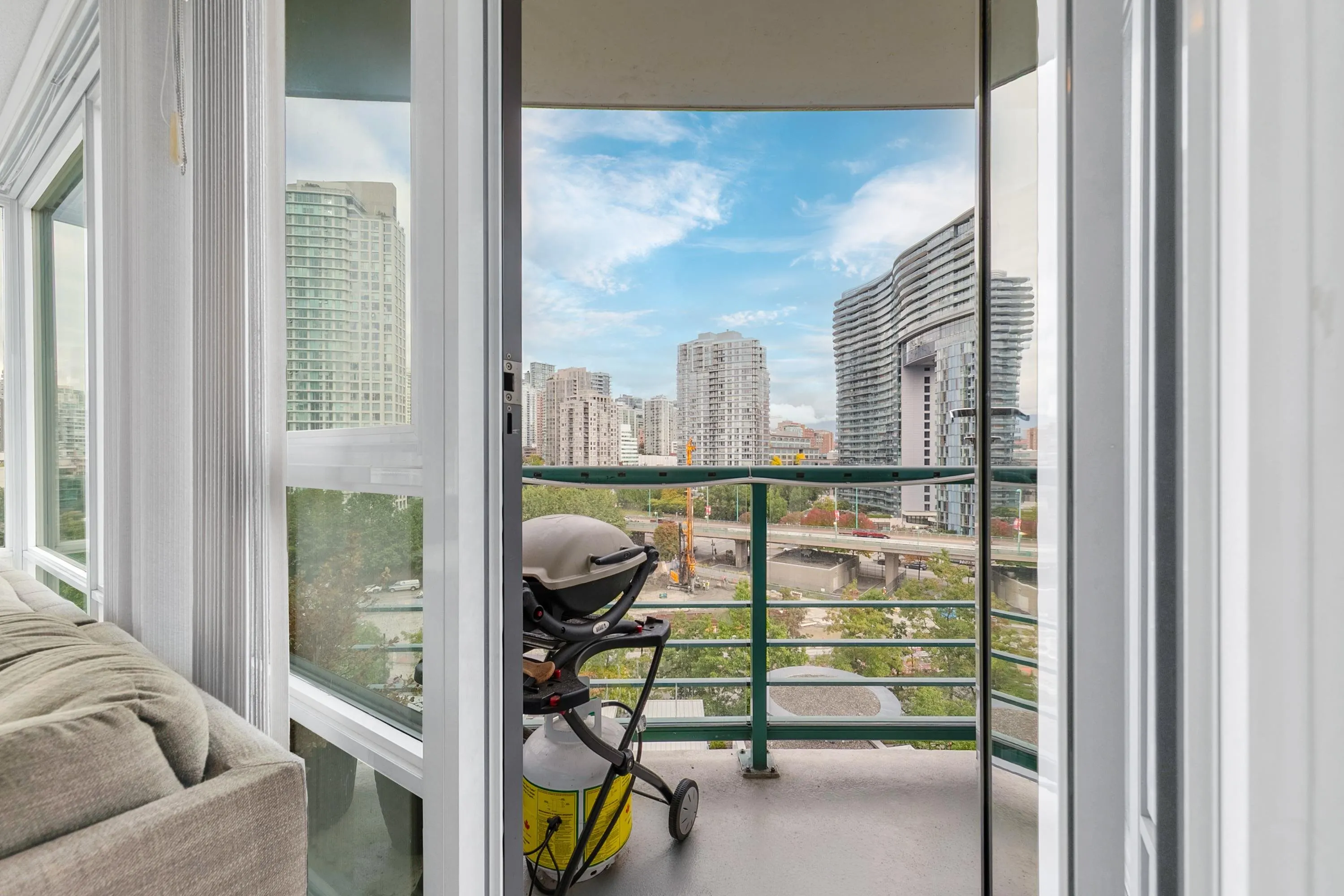 1101 1033 Marinaside Crescent