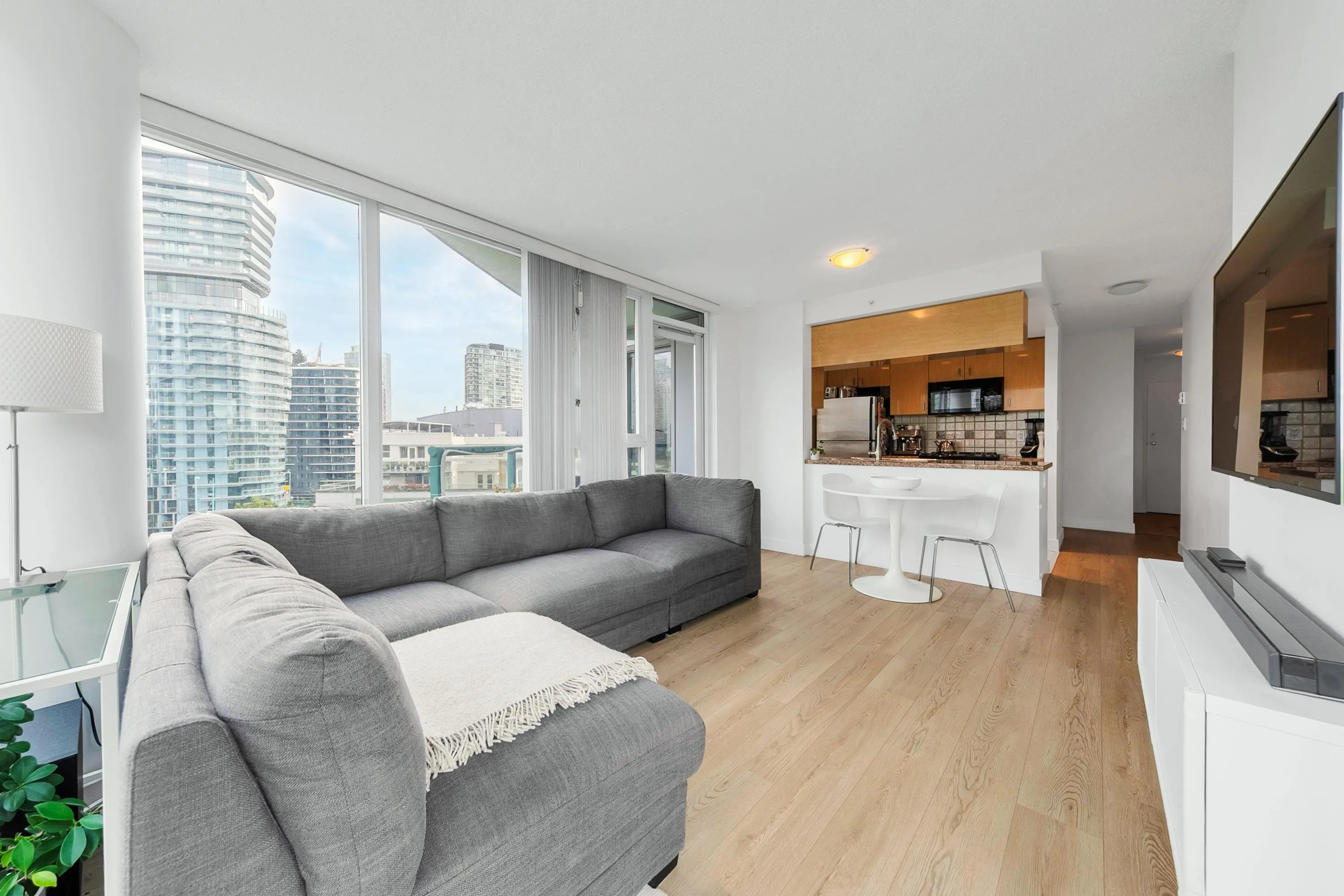 1101 1033 Marinaside Crescent