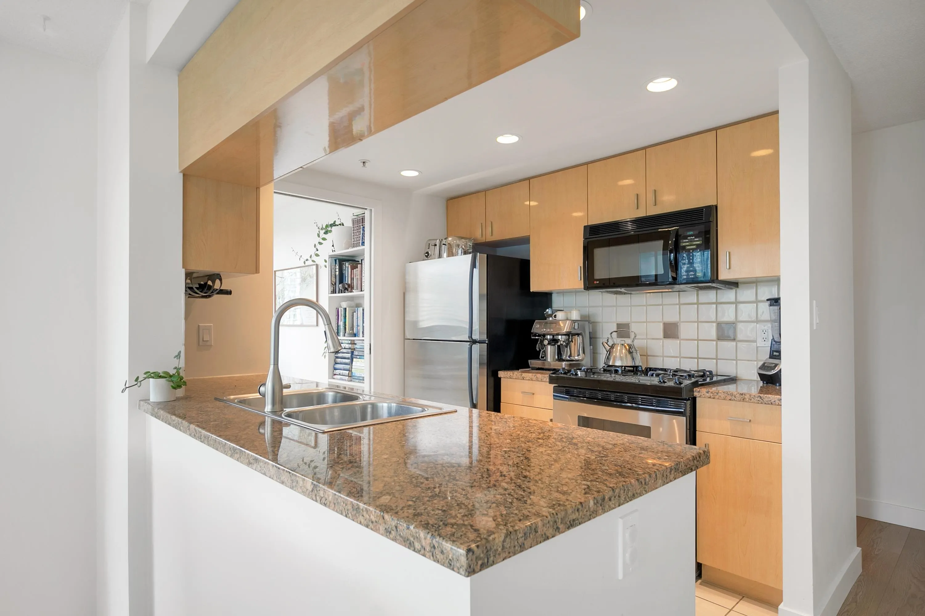 1101 1033 Marinaside Crescent