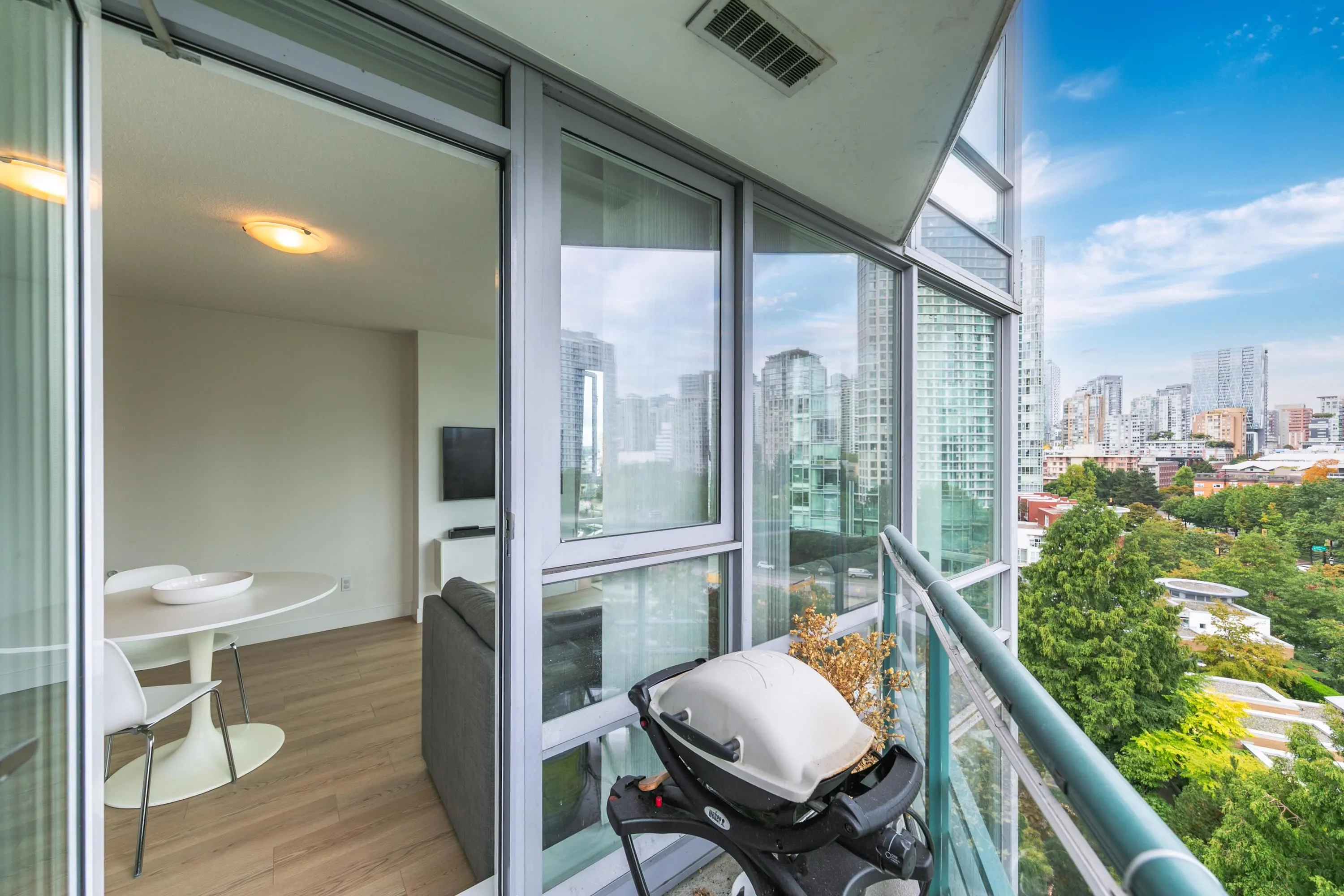 1101 1033 Marinaside Crescent