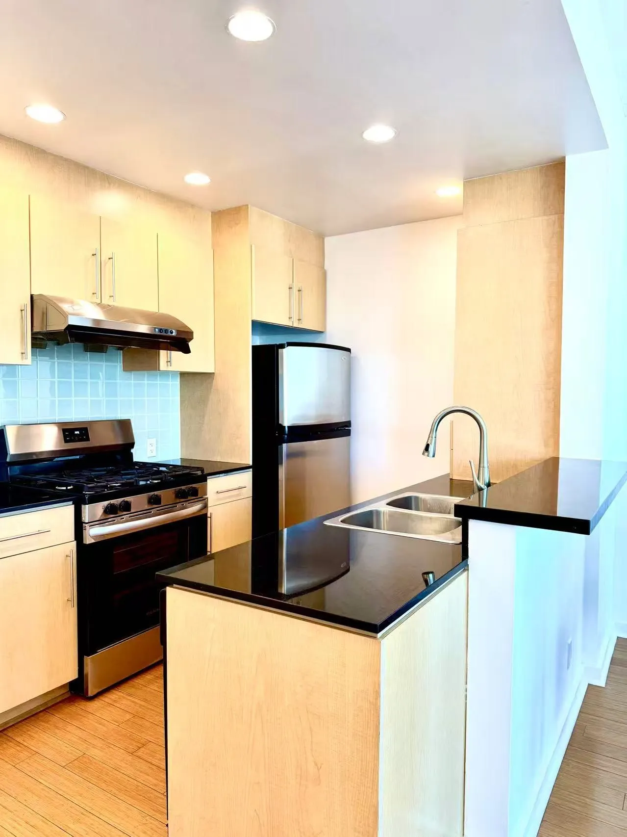 3207 583 Beach Crescent