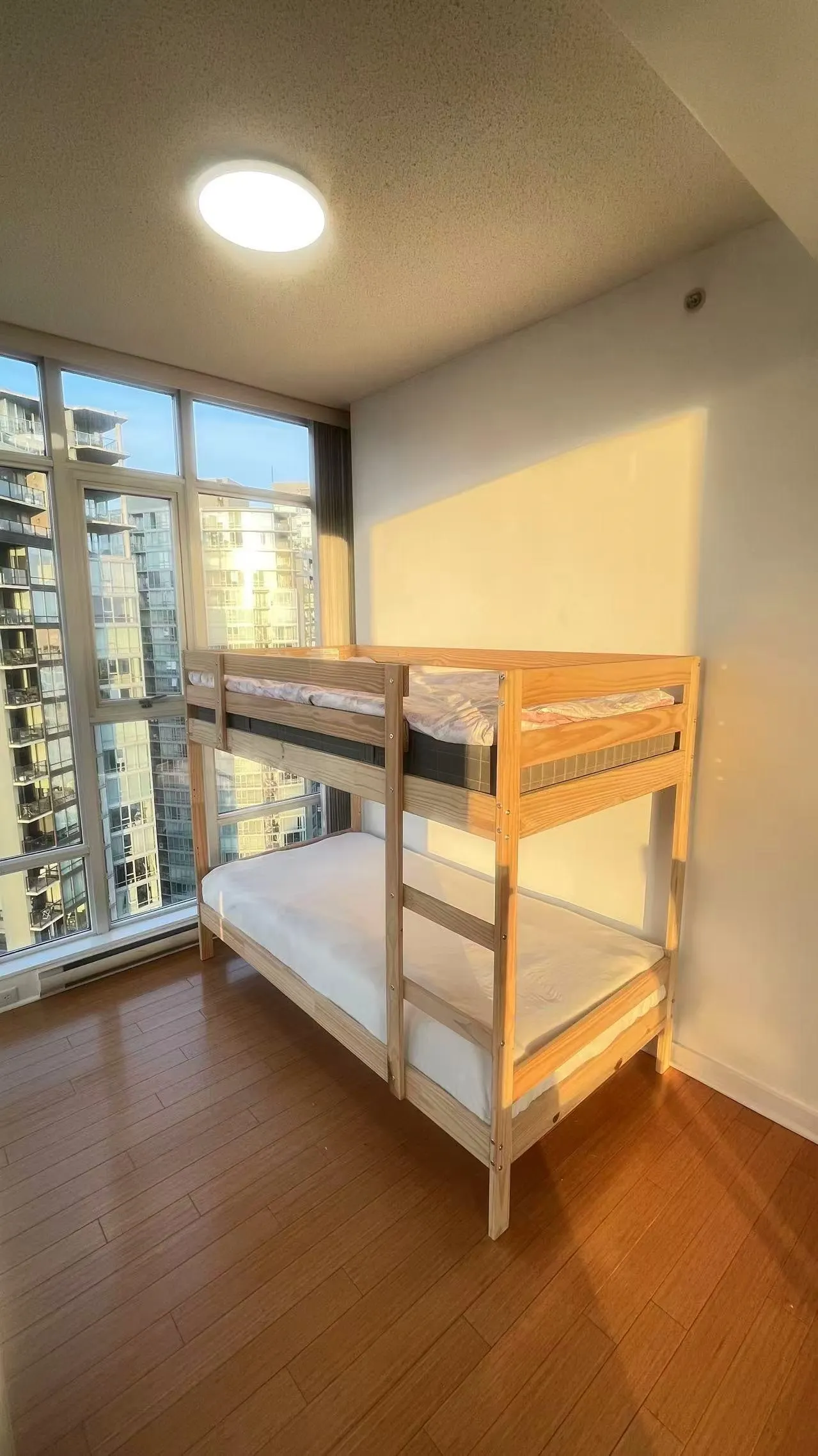 3207 583 Beach Crescent