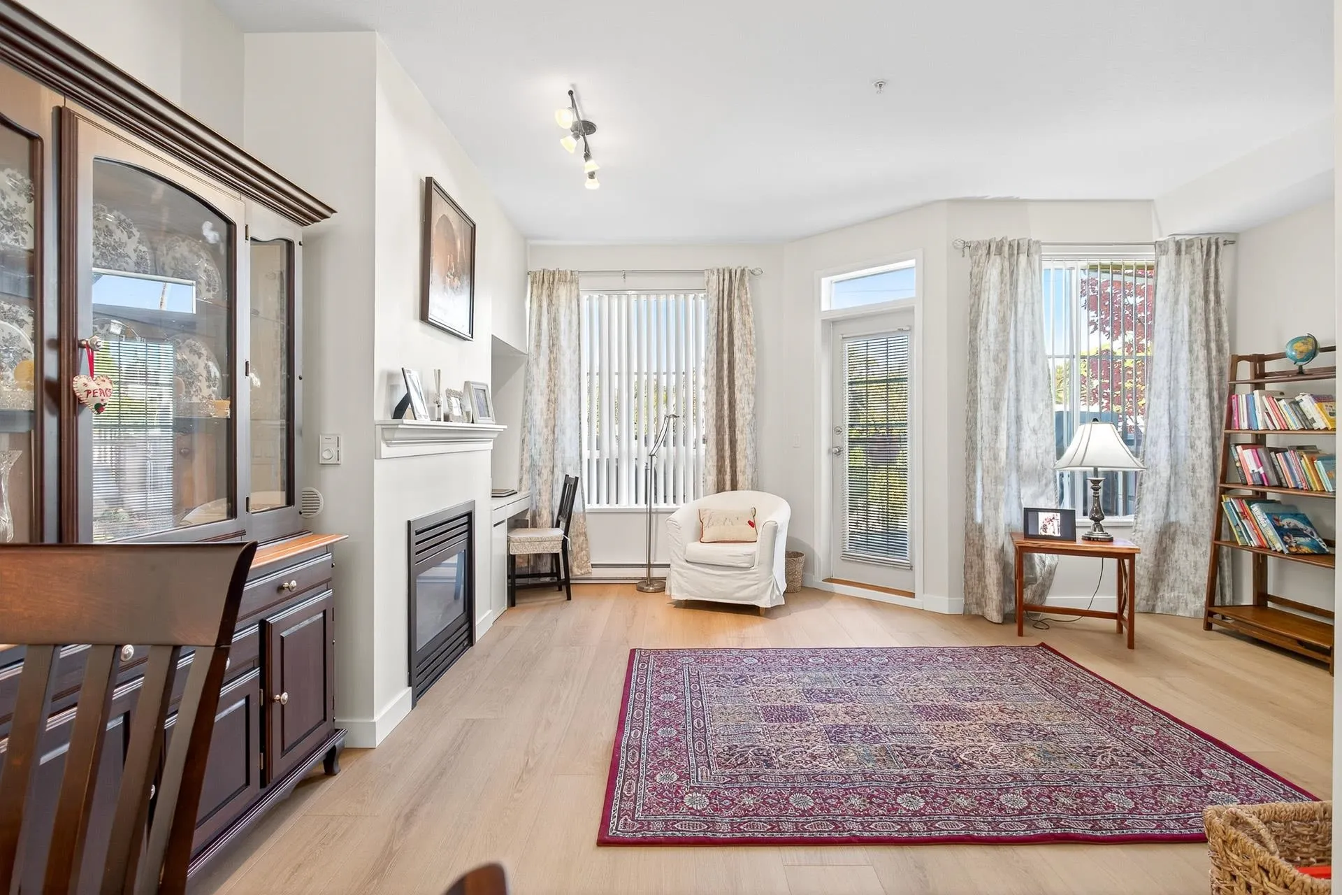 201 815 First Street