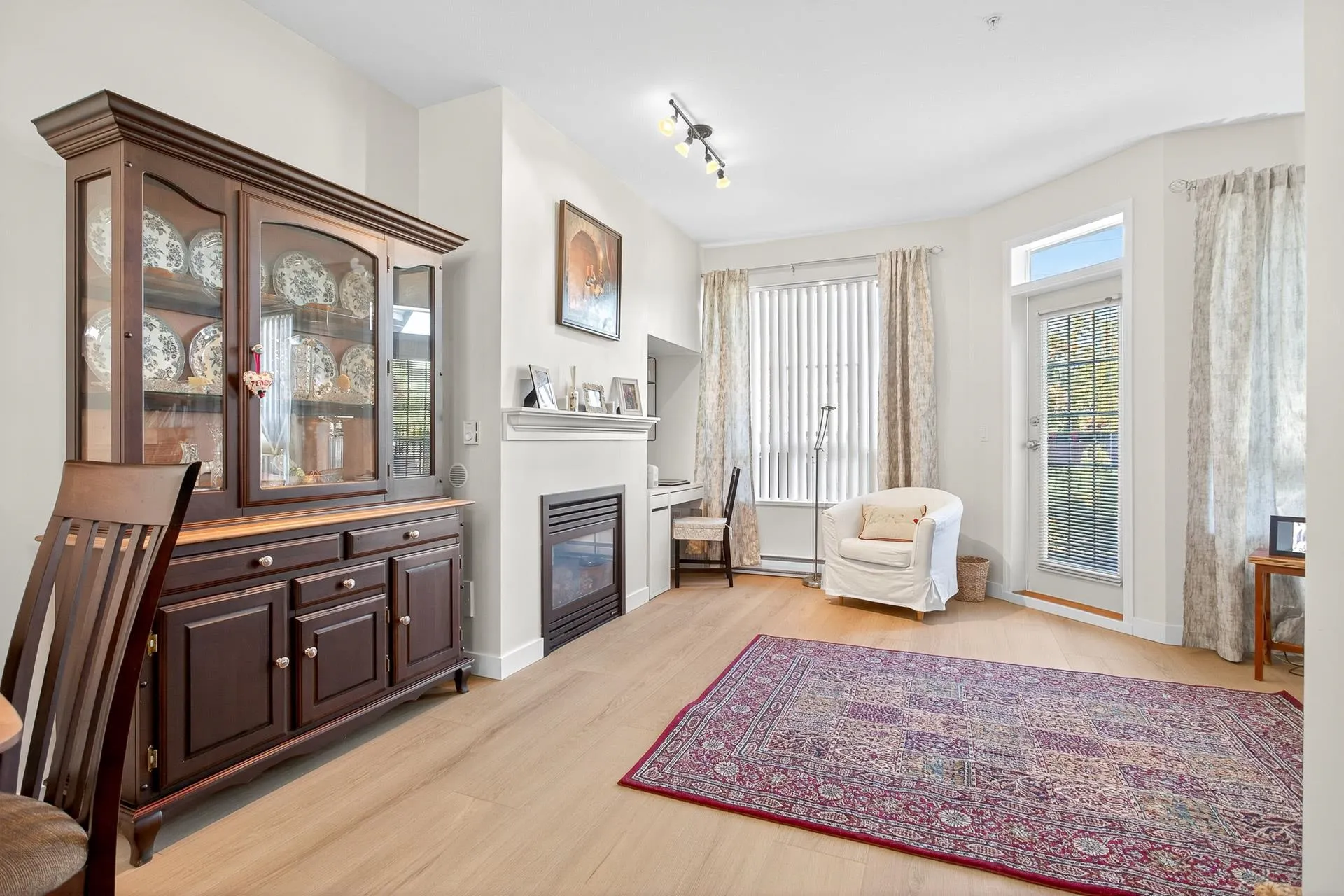 201 815 First Street
