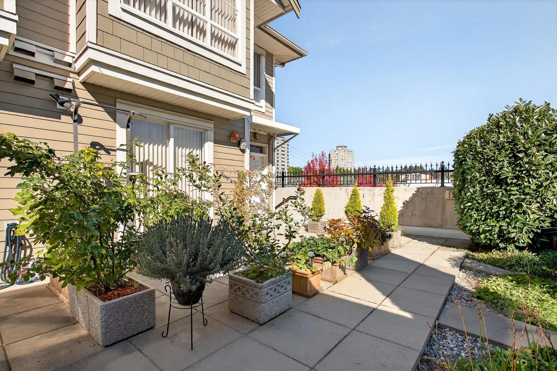 201 815 First Street