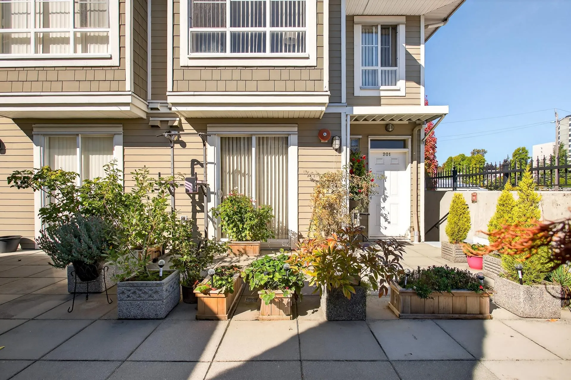 201 815 First Street