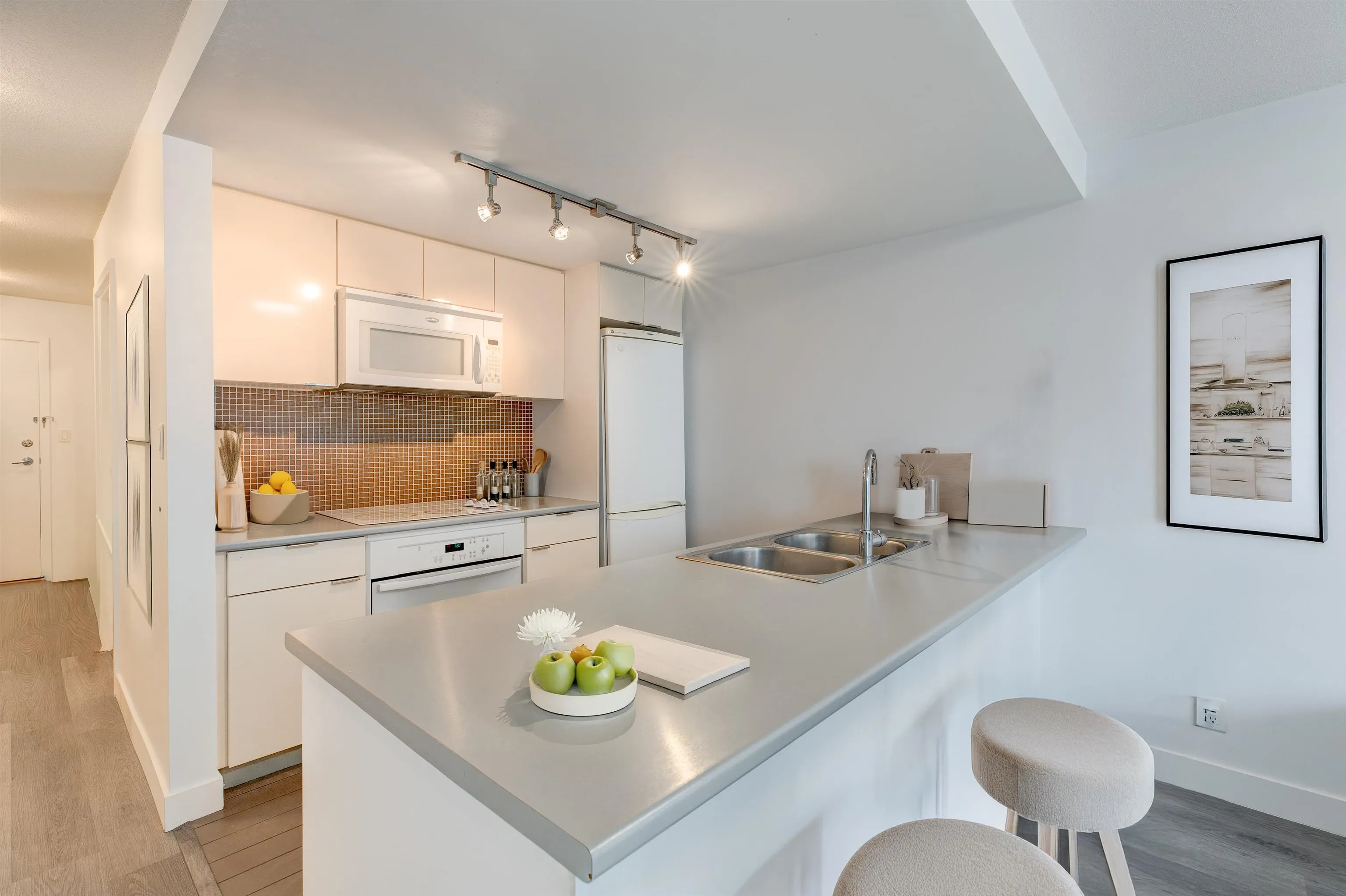 705 233 Robson Street