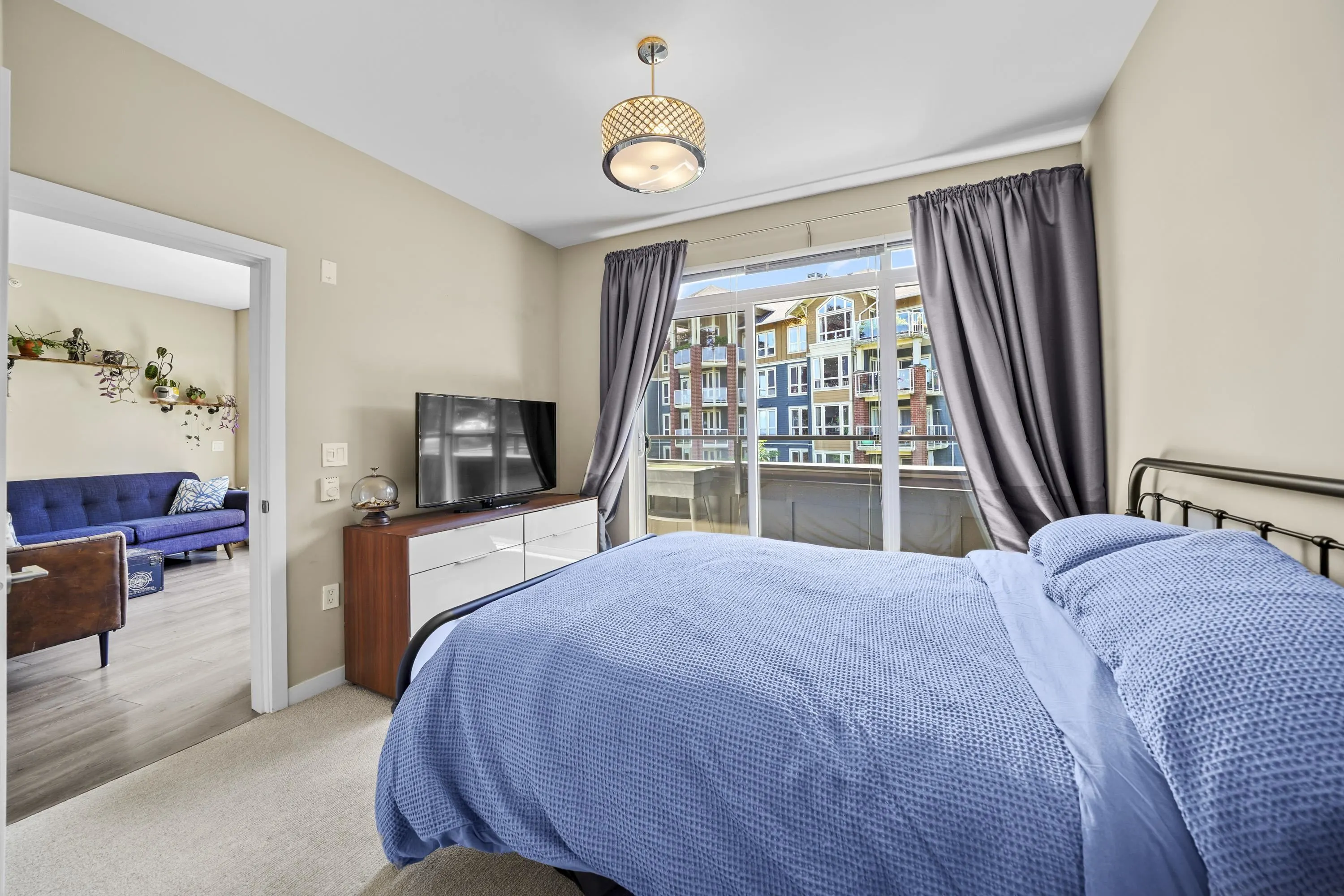 404 20 E Royal Avenue