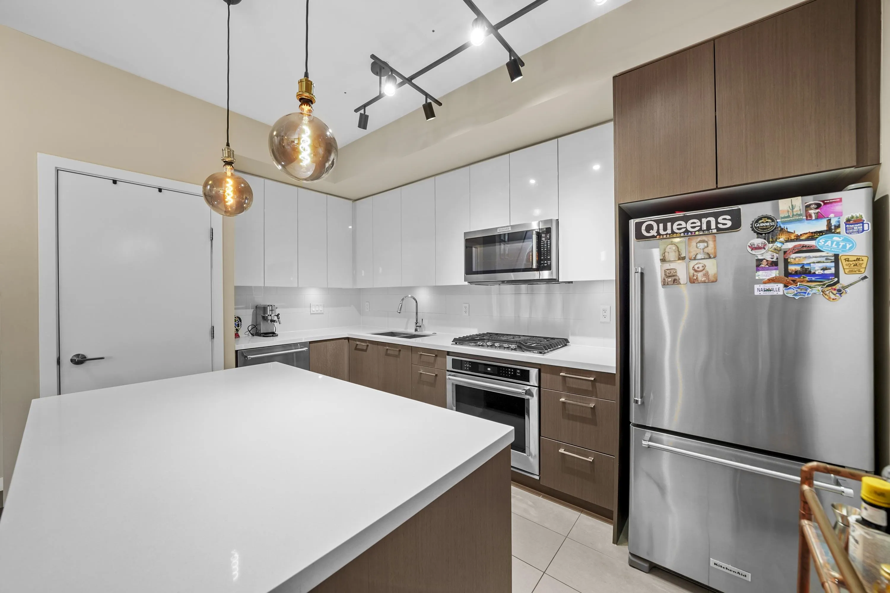 404 20 E Royal Avenue