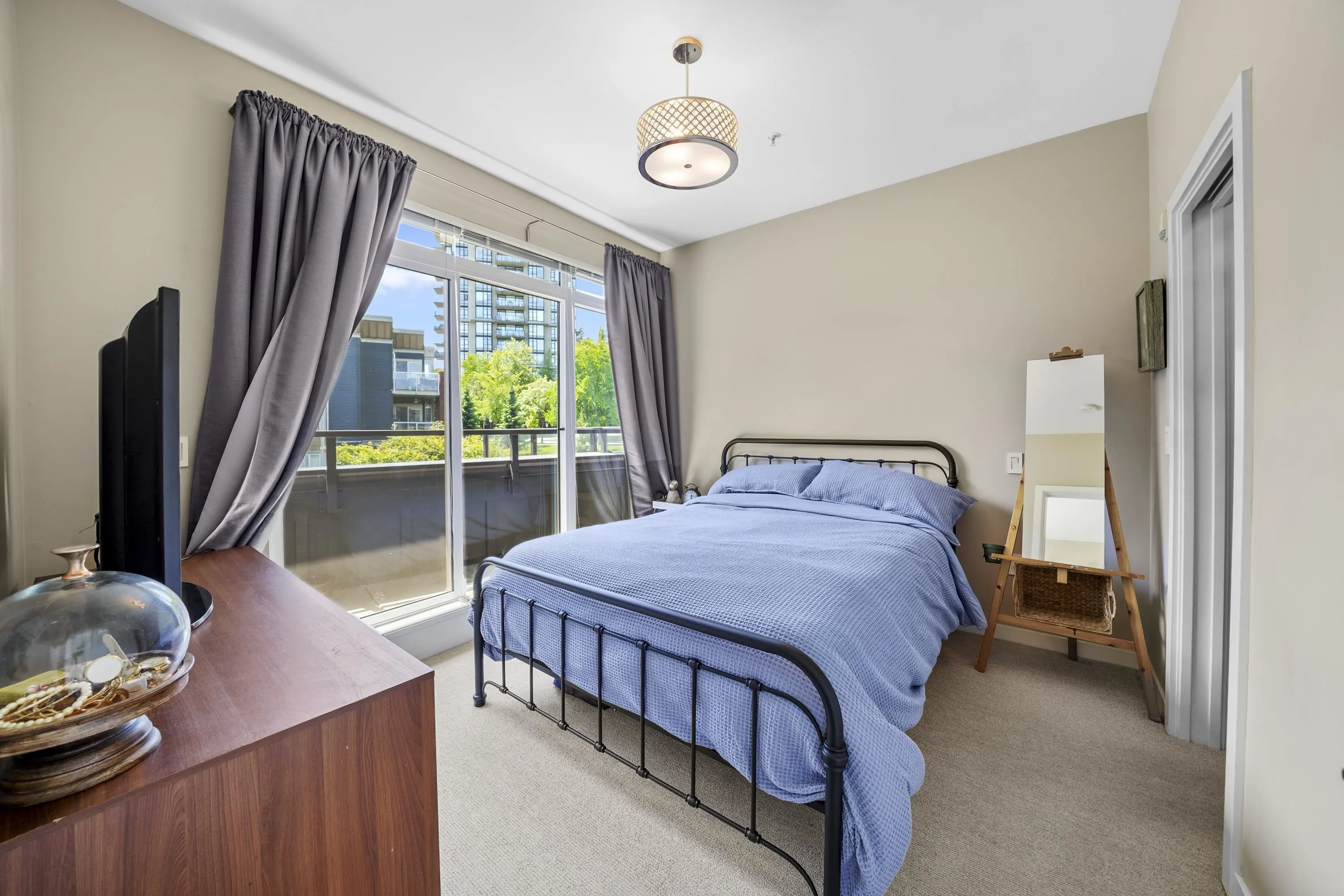 404 20 E Royal Avenue