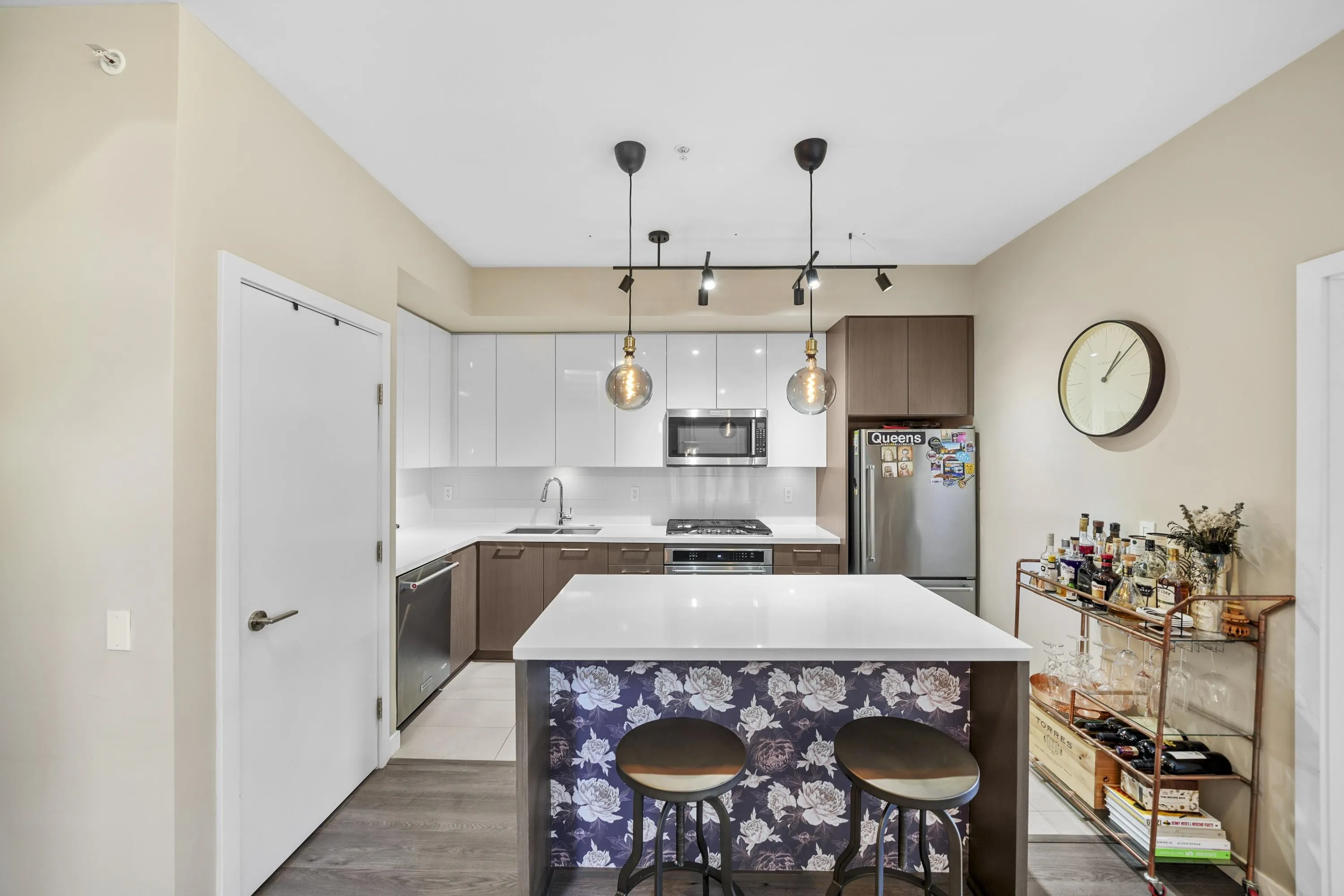 404 20 E Royal Avenue