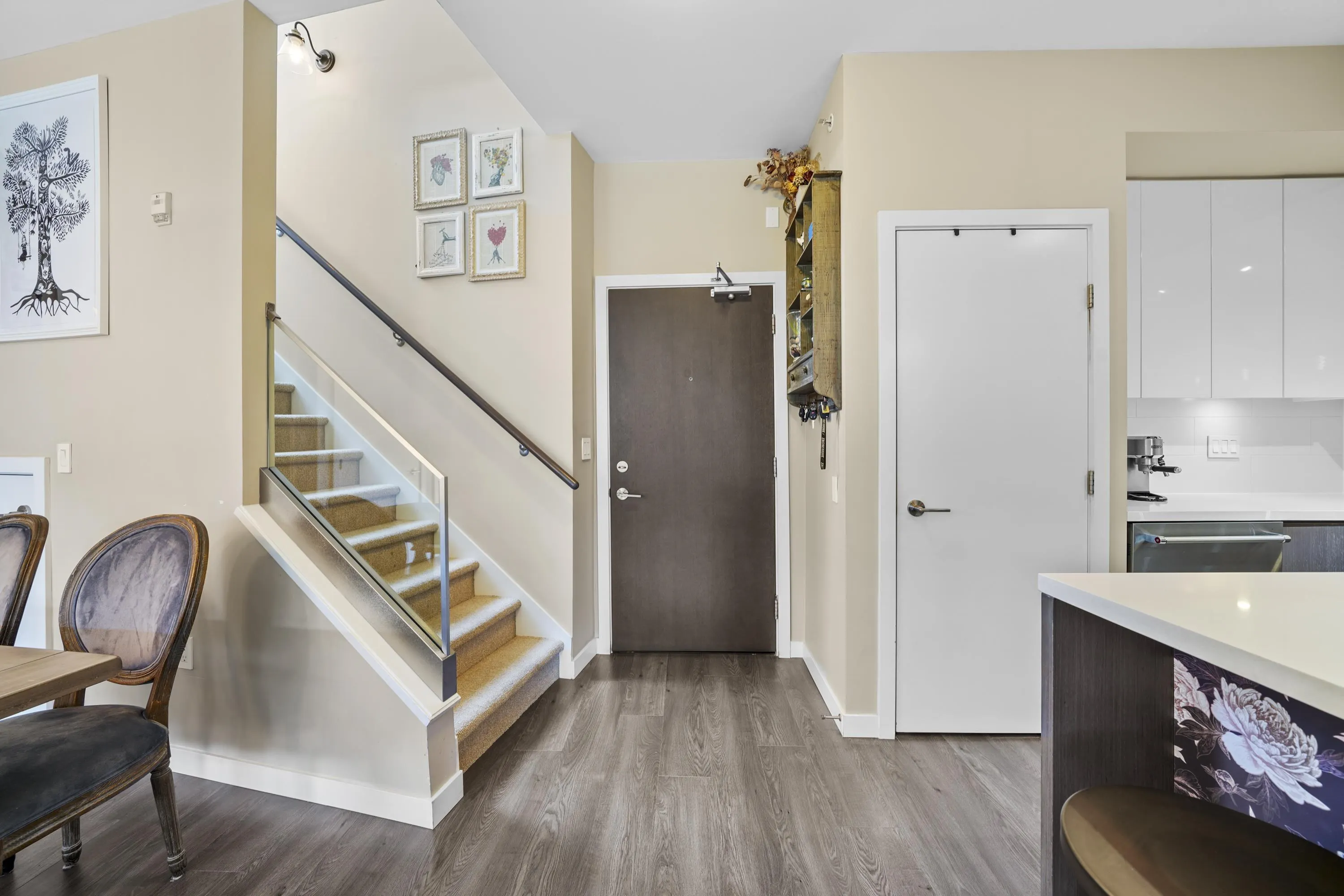 404 20 E Royal Avenue