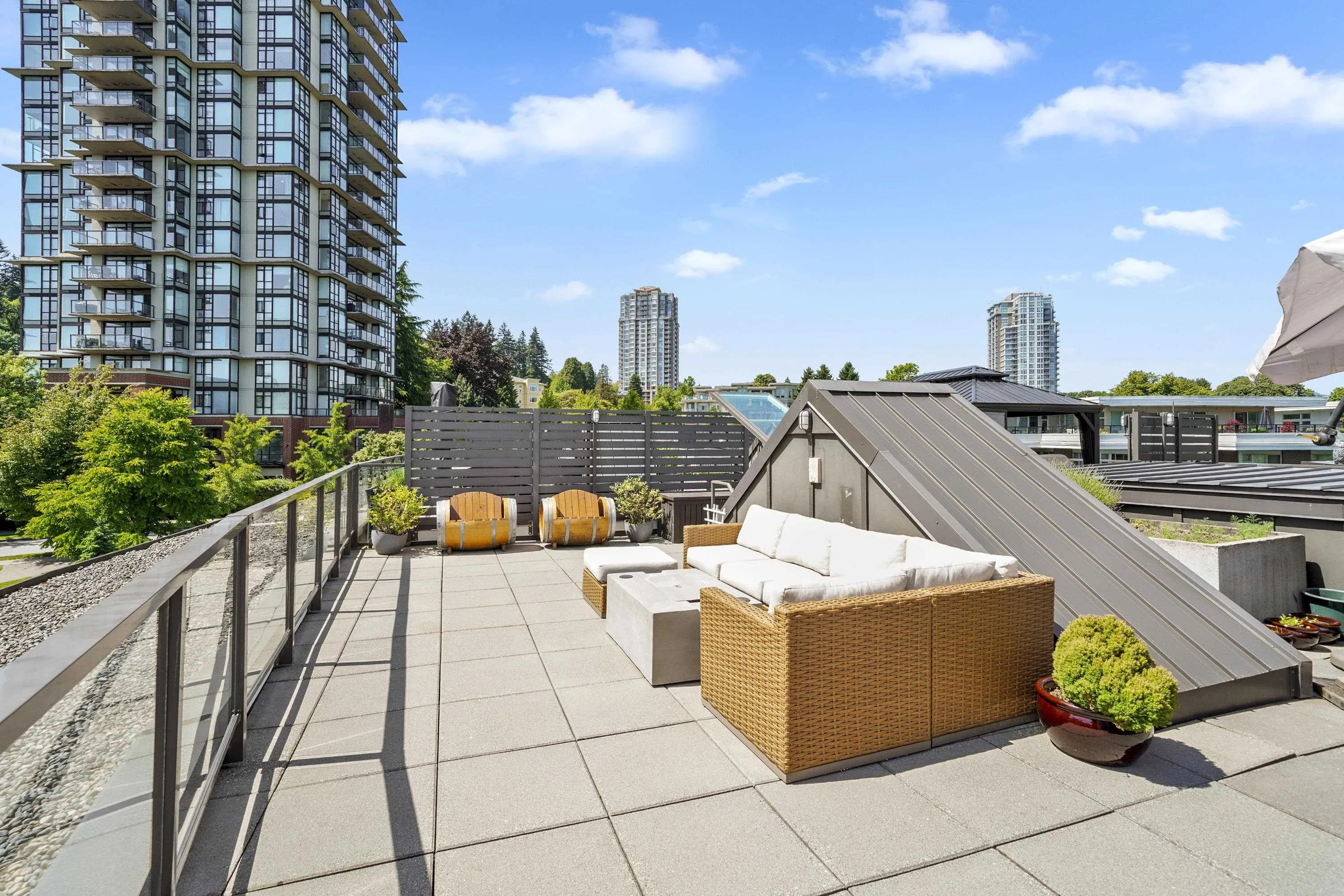 404 20 E Royal Avenue