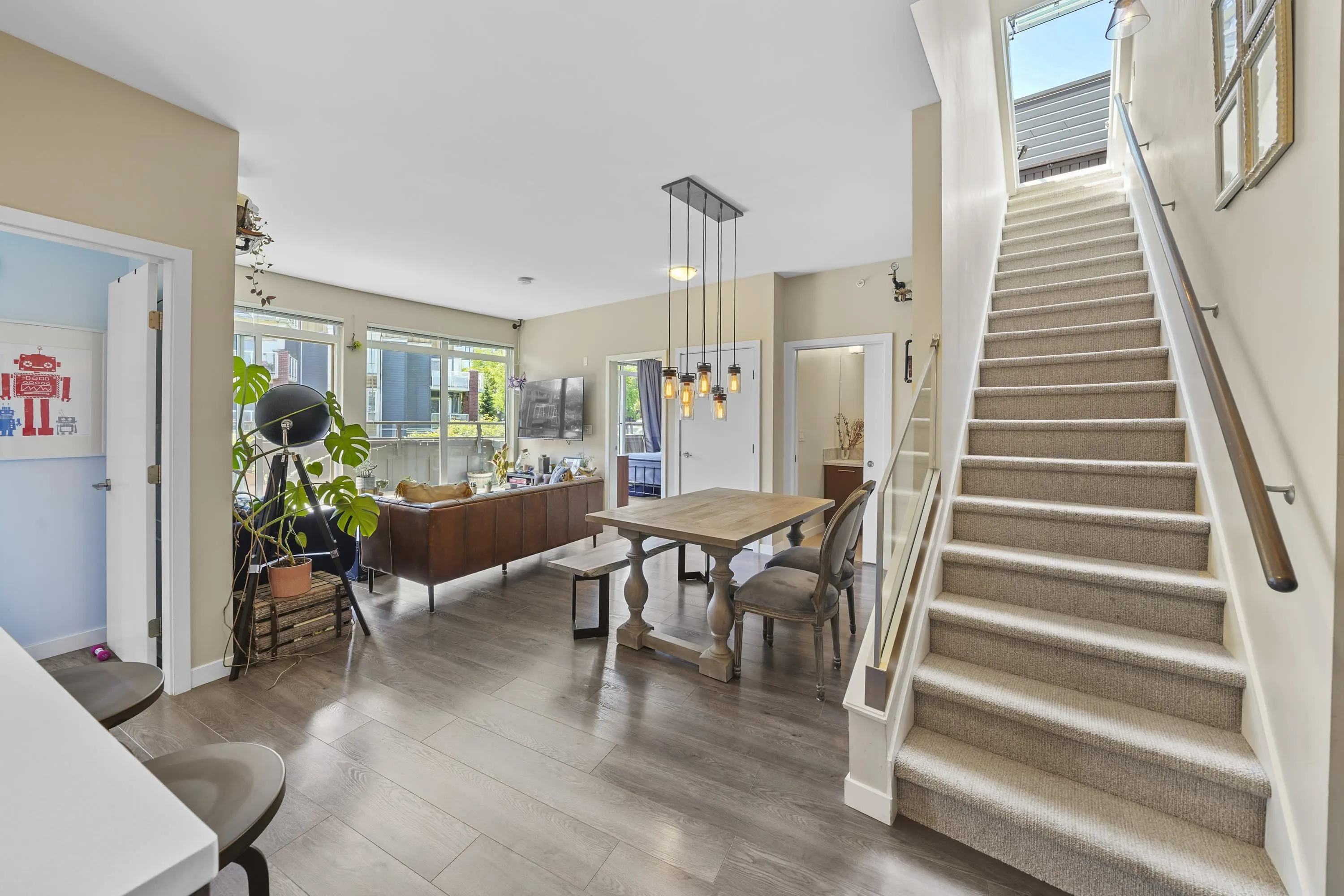 404 20 E Royal Avenue