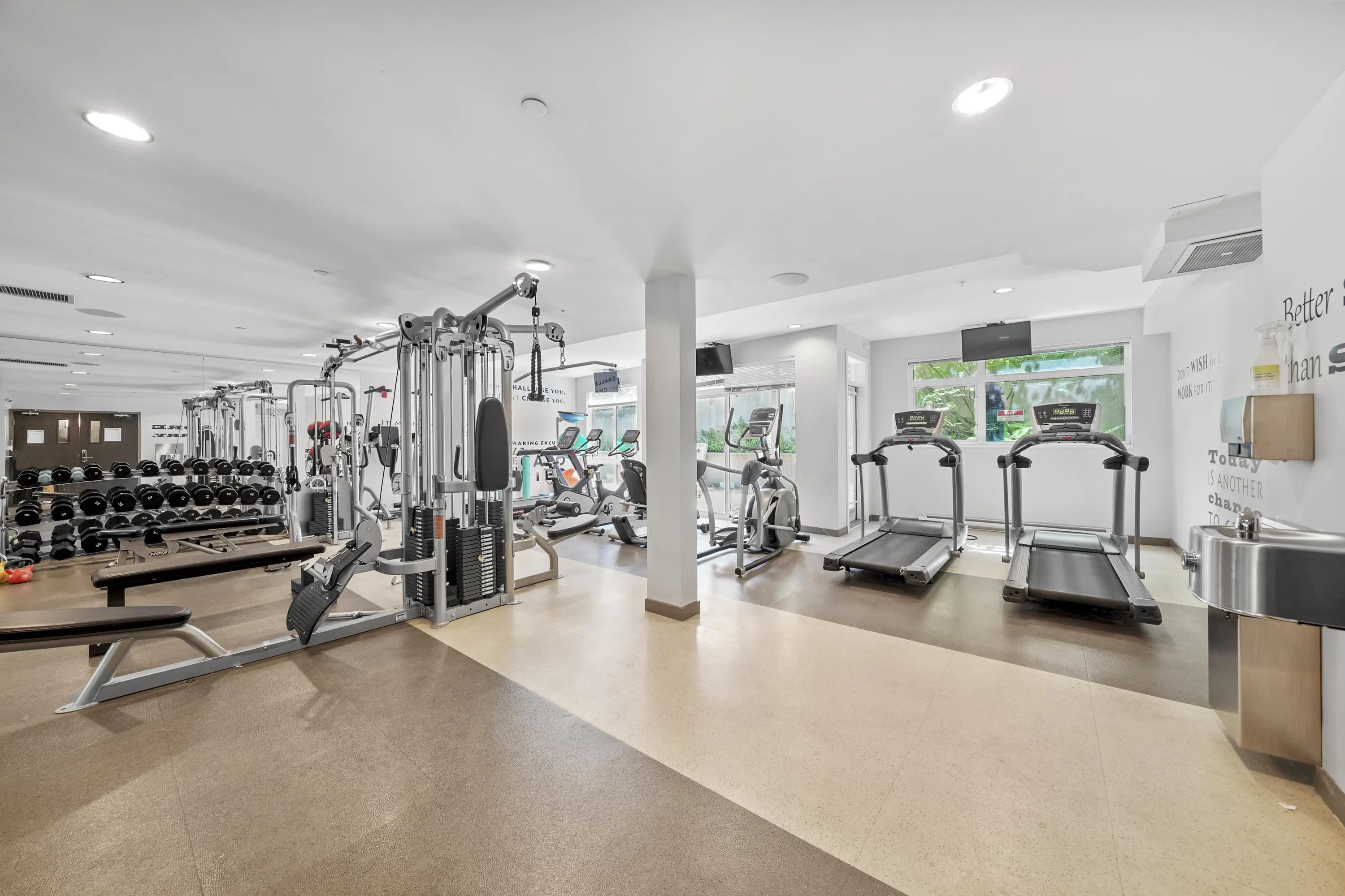 404 20 E Royal Avenue