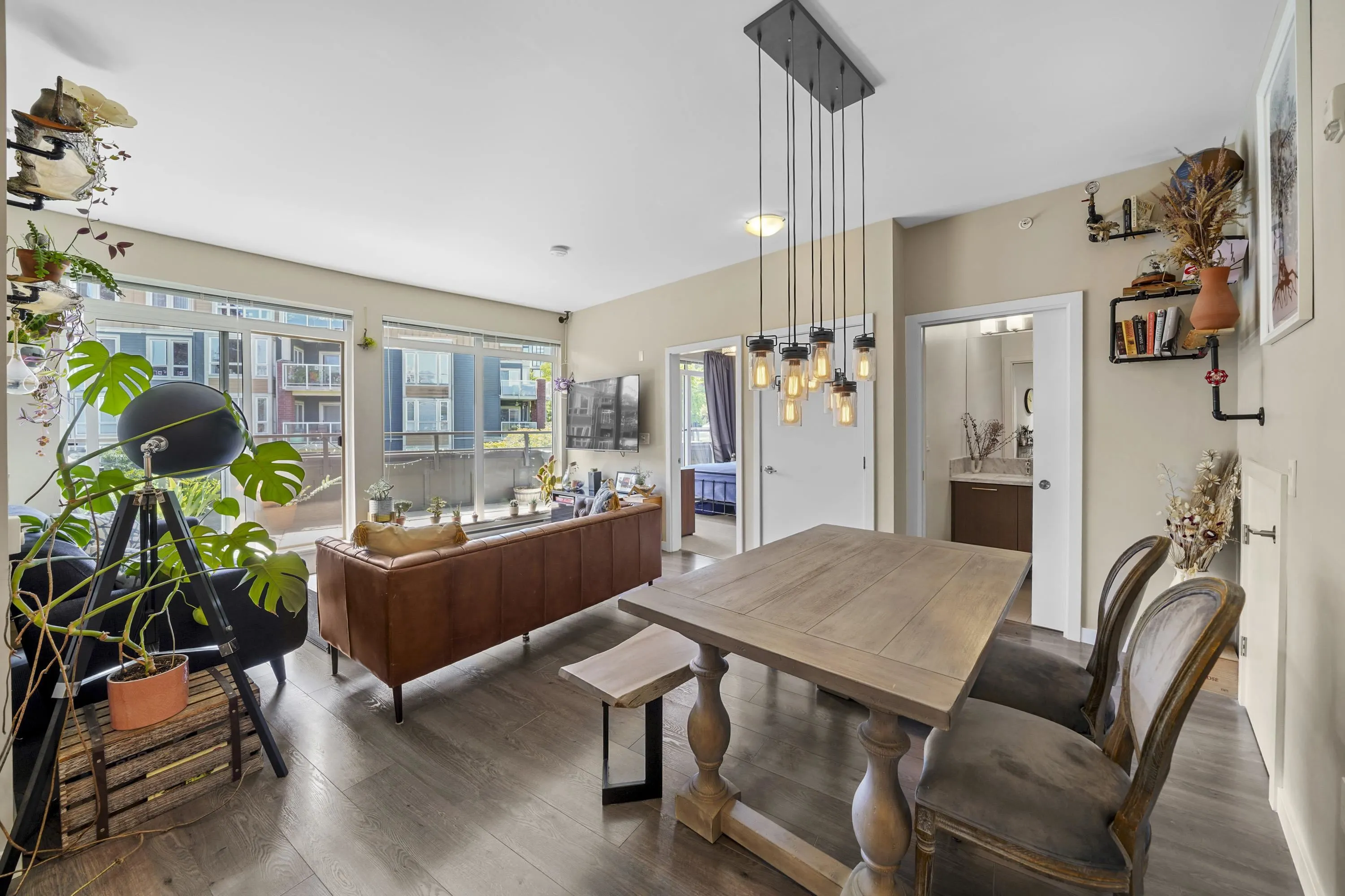 404 20 E Royal Avenue