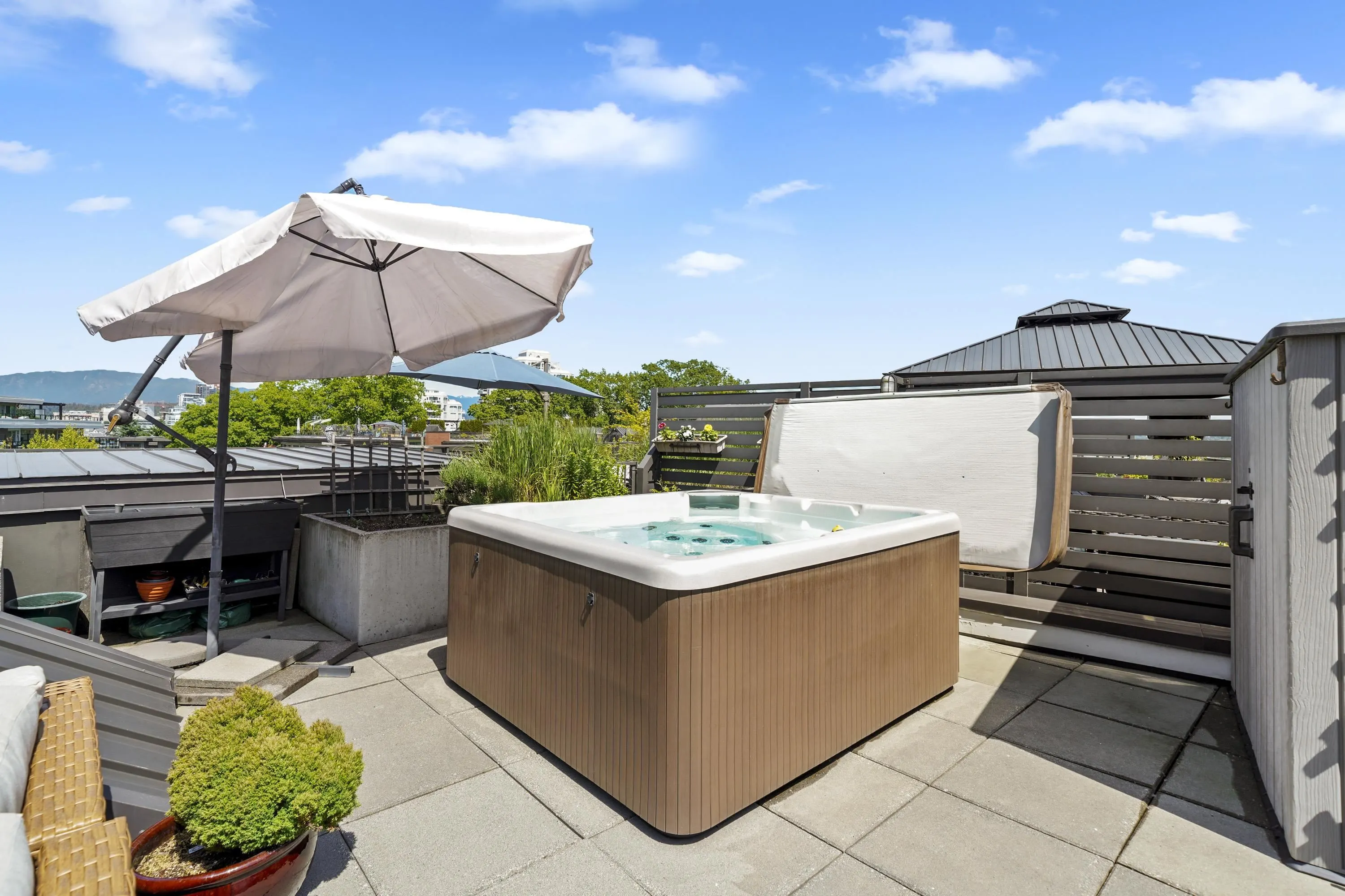 404 20 E Royal Avenue