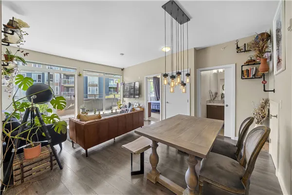 404 20 E Royal Avenue