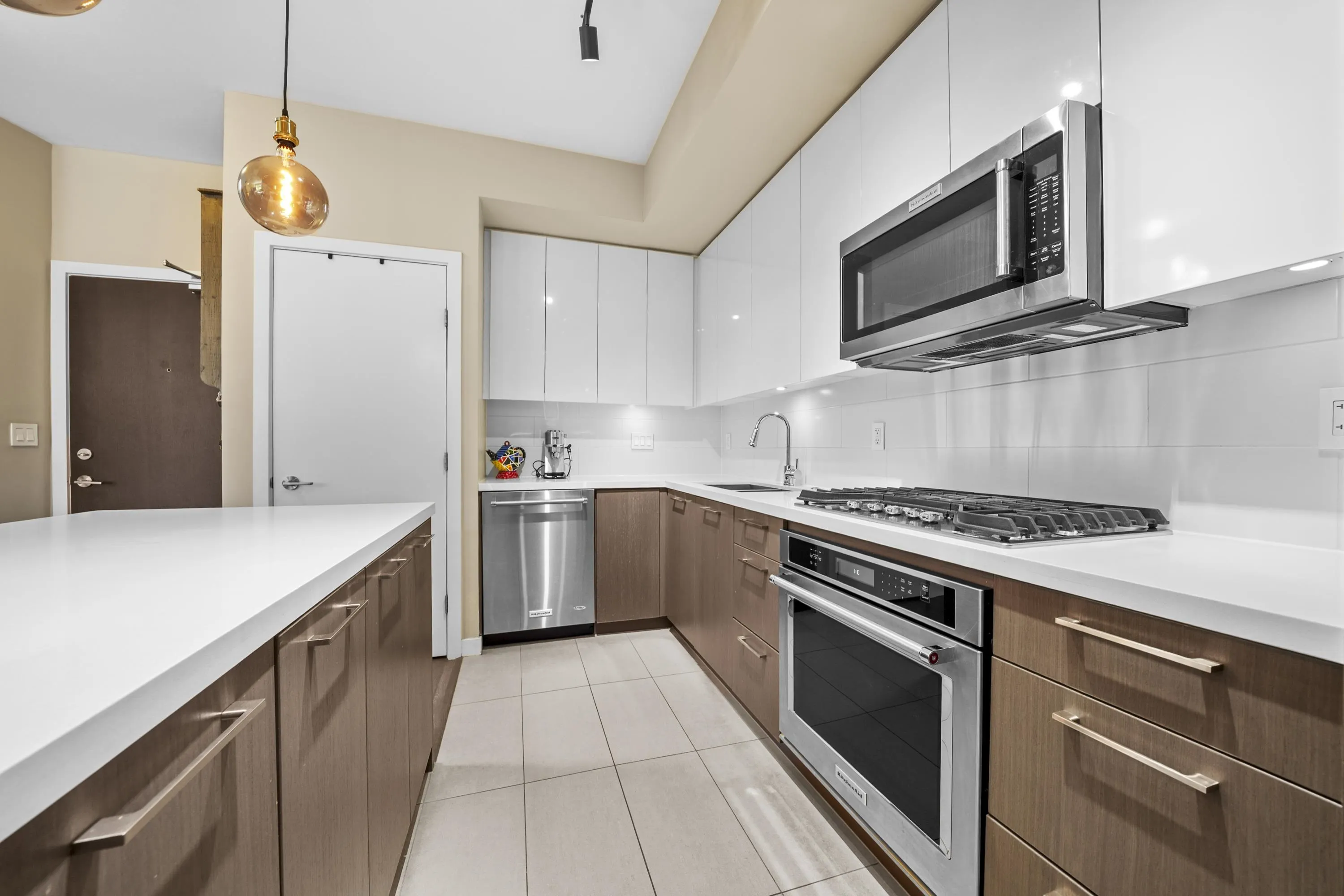 404 20 E Royal Avenue