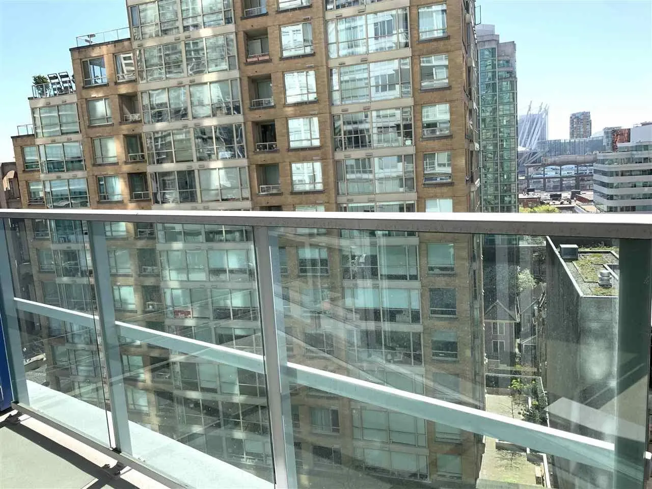 906 833 Homer Street