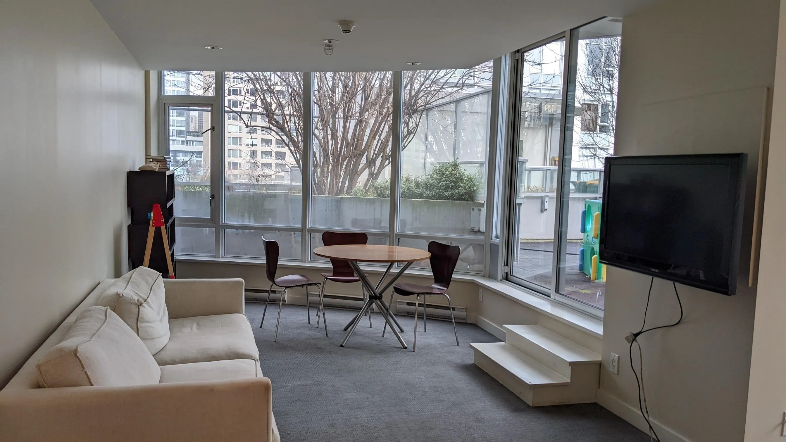 906 833 Homer Street