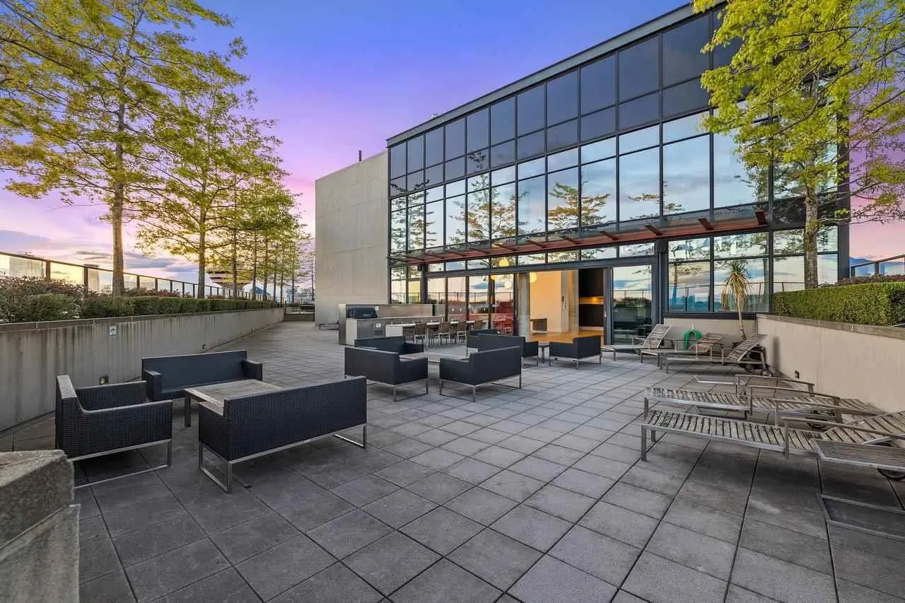 1701 108 W Cordova Street
