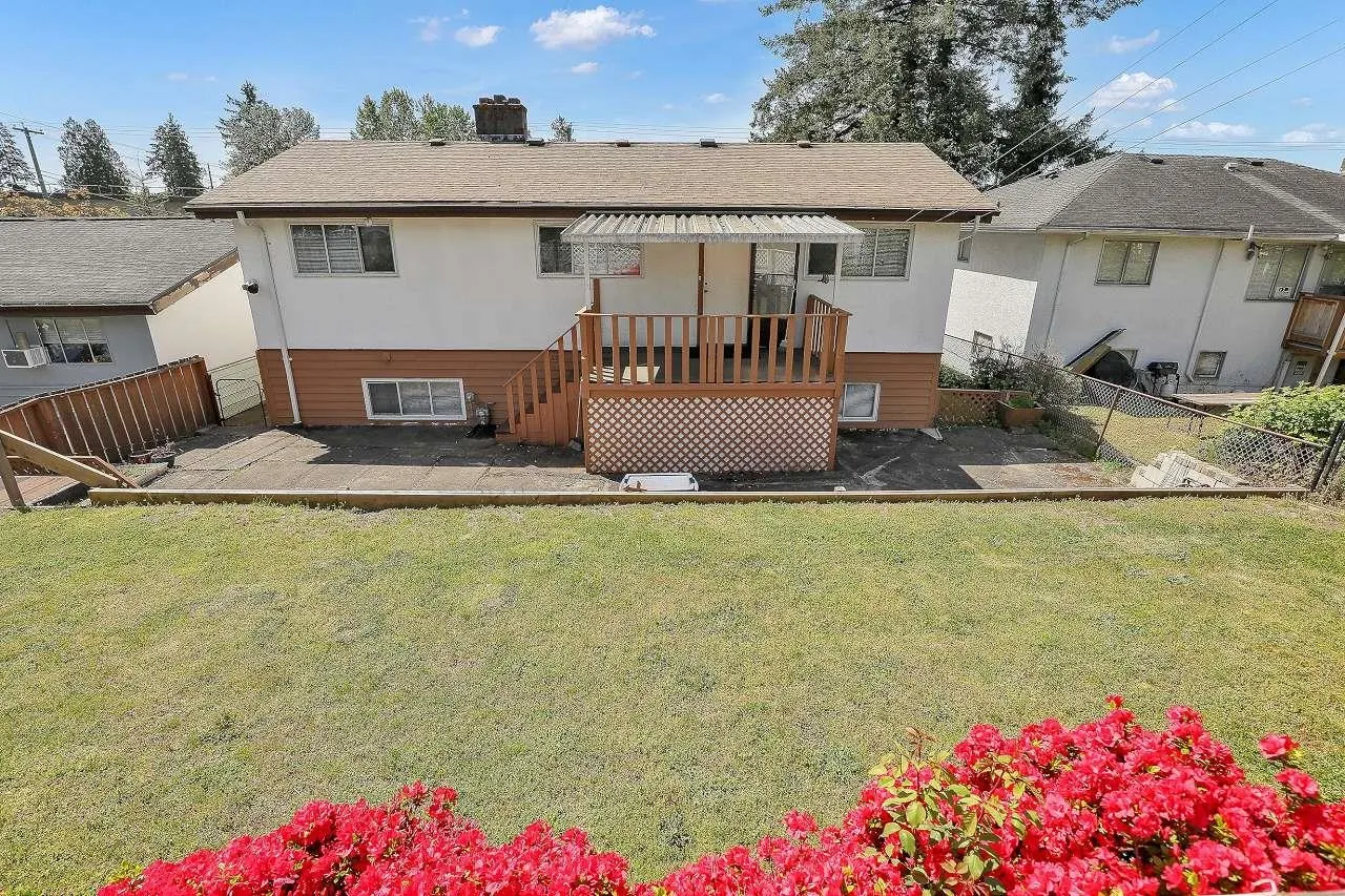 6407 Lougheed Highway