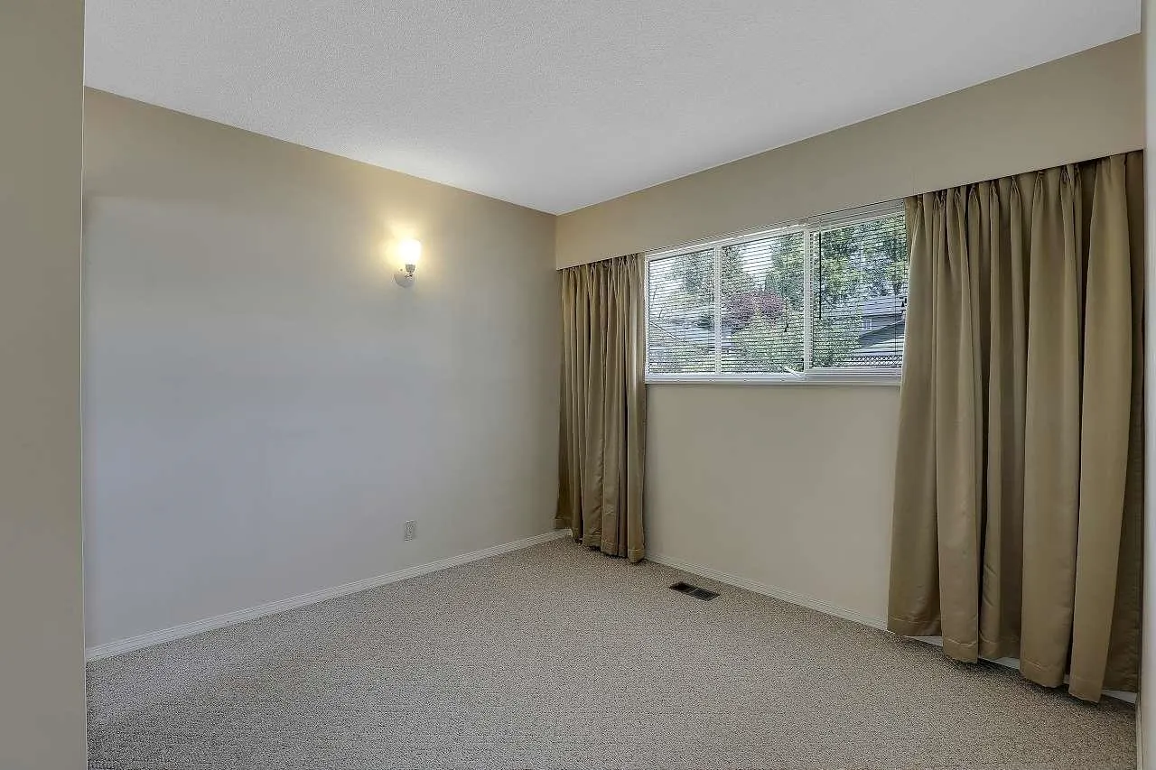 6407 Lougheed Highway