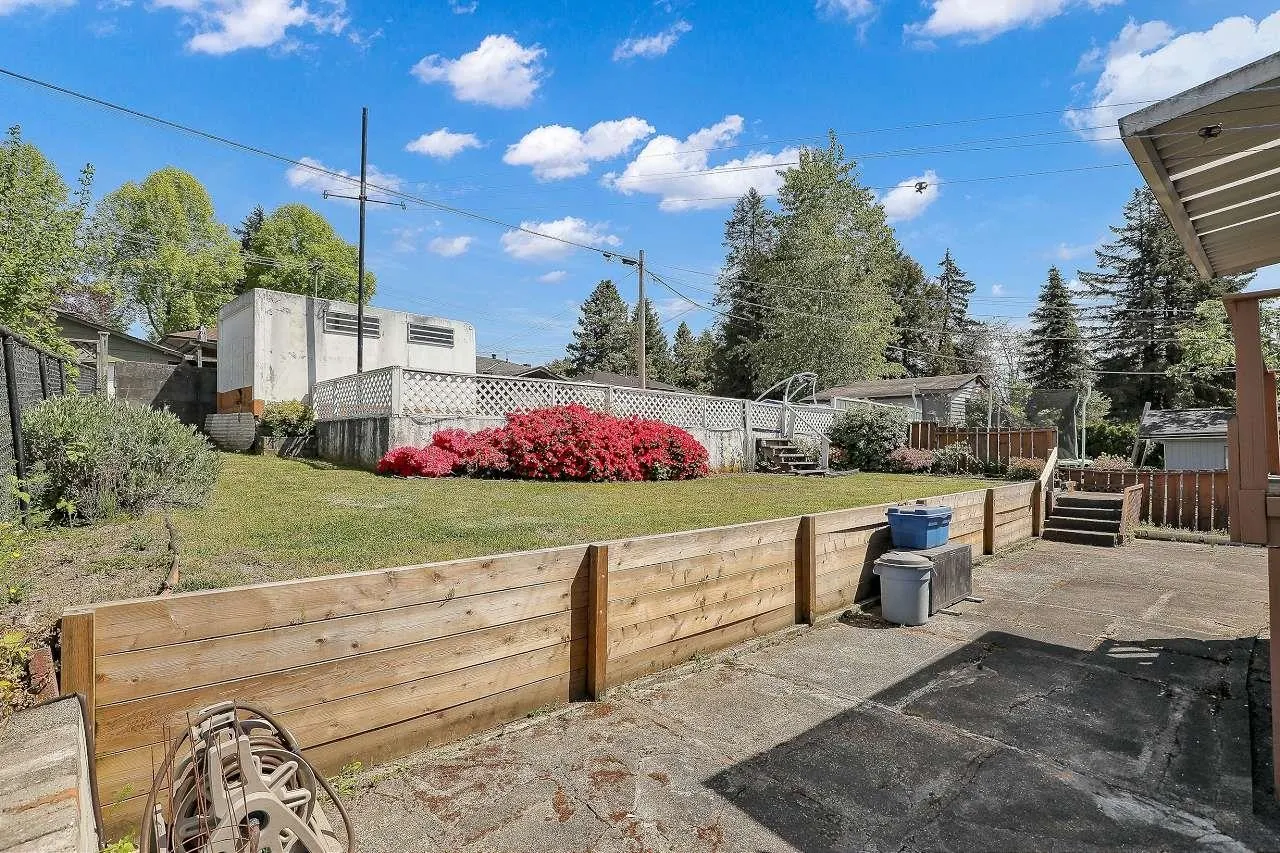 6407 Lougheed Highway