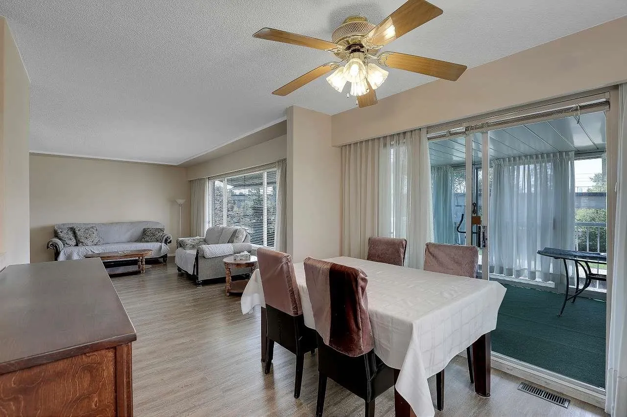 6407 Lougheed Highway