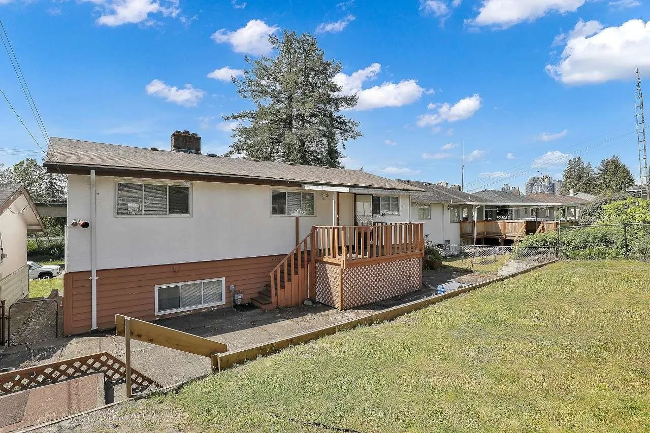 6407 Lougheed Highway