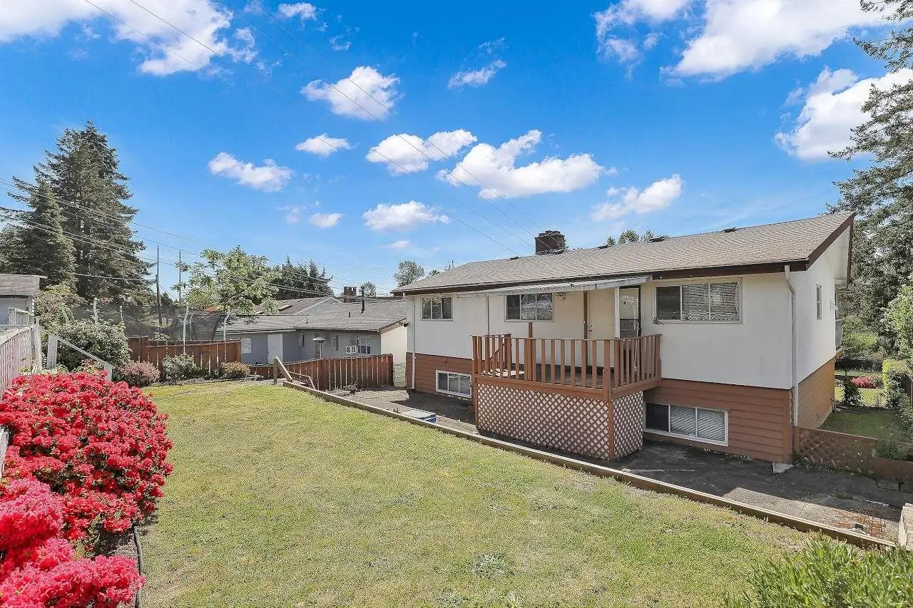 6407 Lougheed Highway