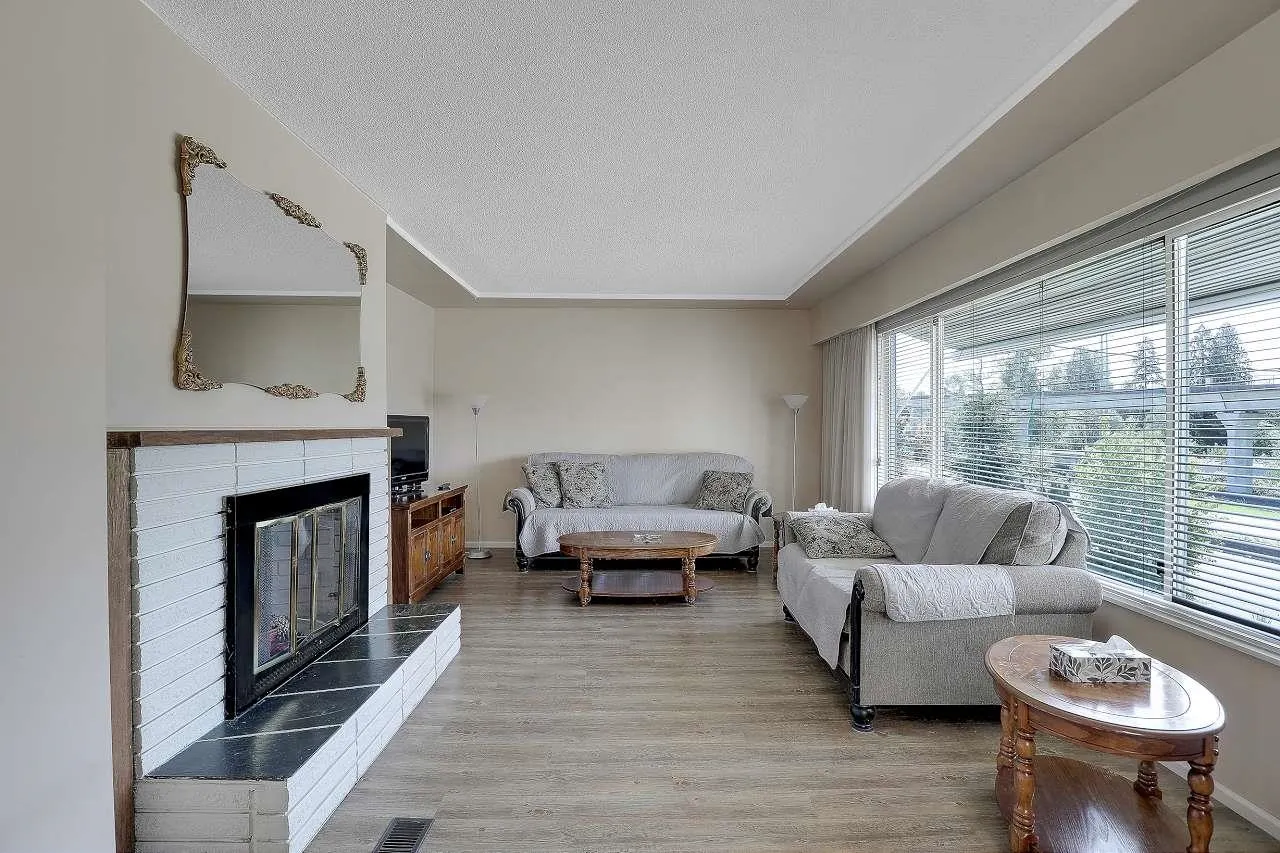 6407 Lougheed Highway