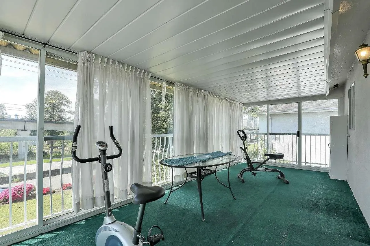 6407 Lougheed Highway