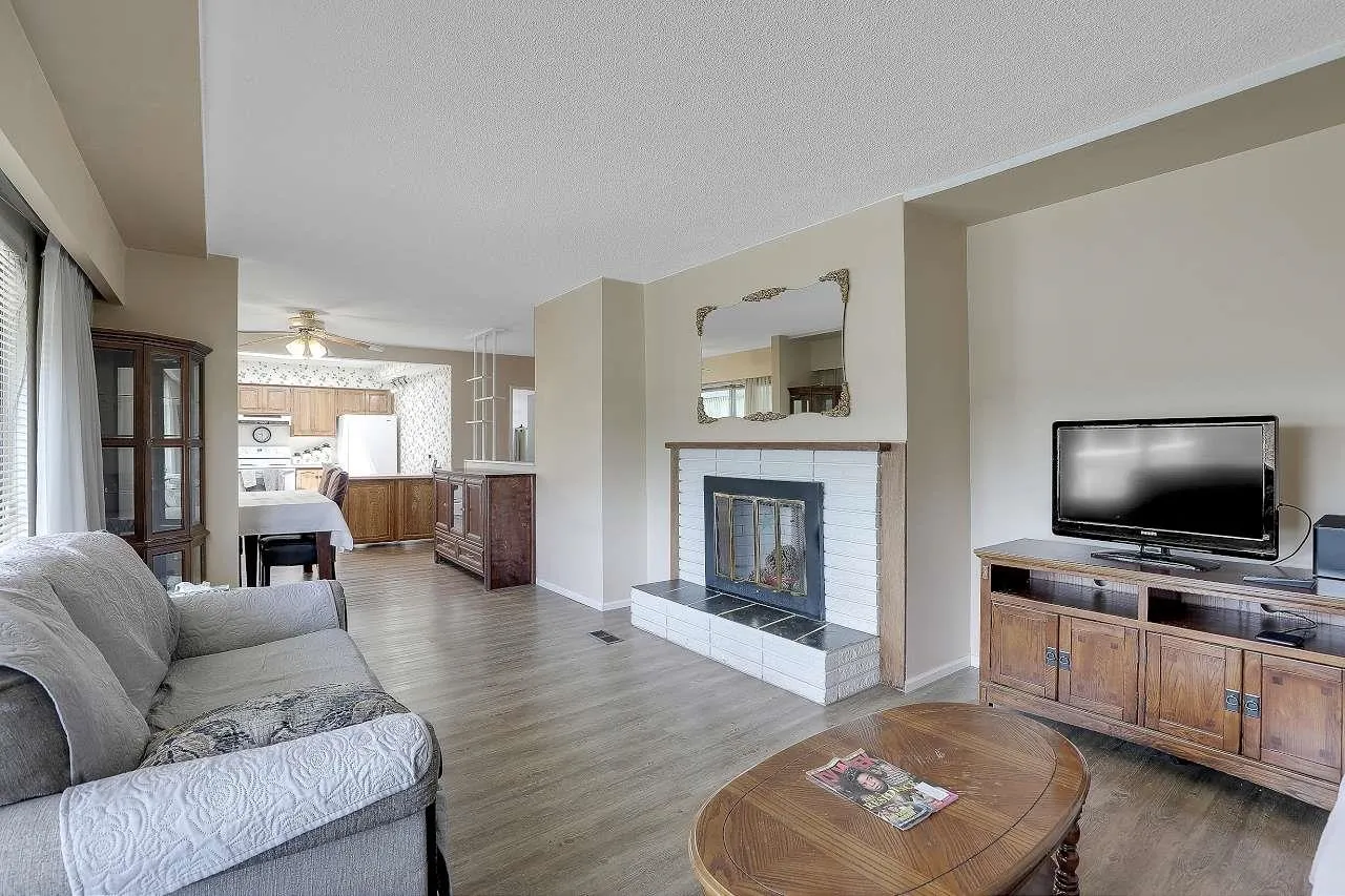 6407 Lougheed Highway